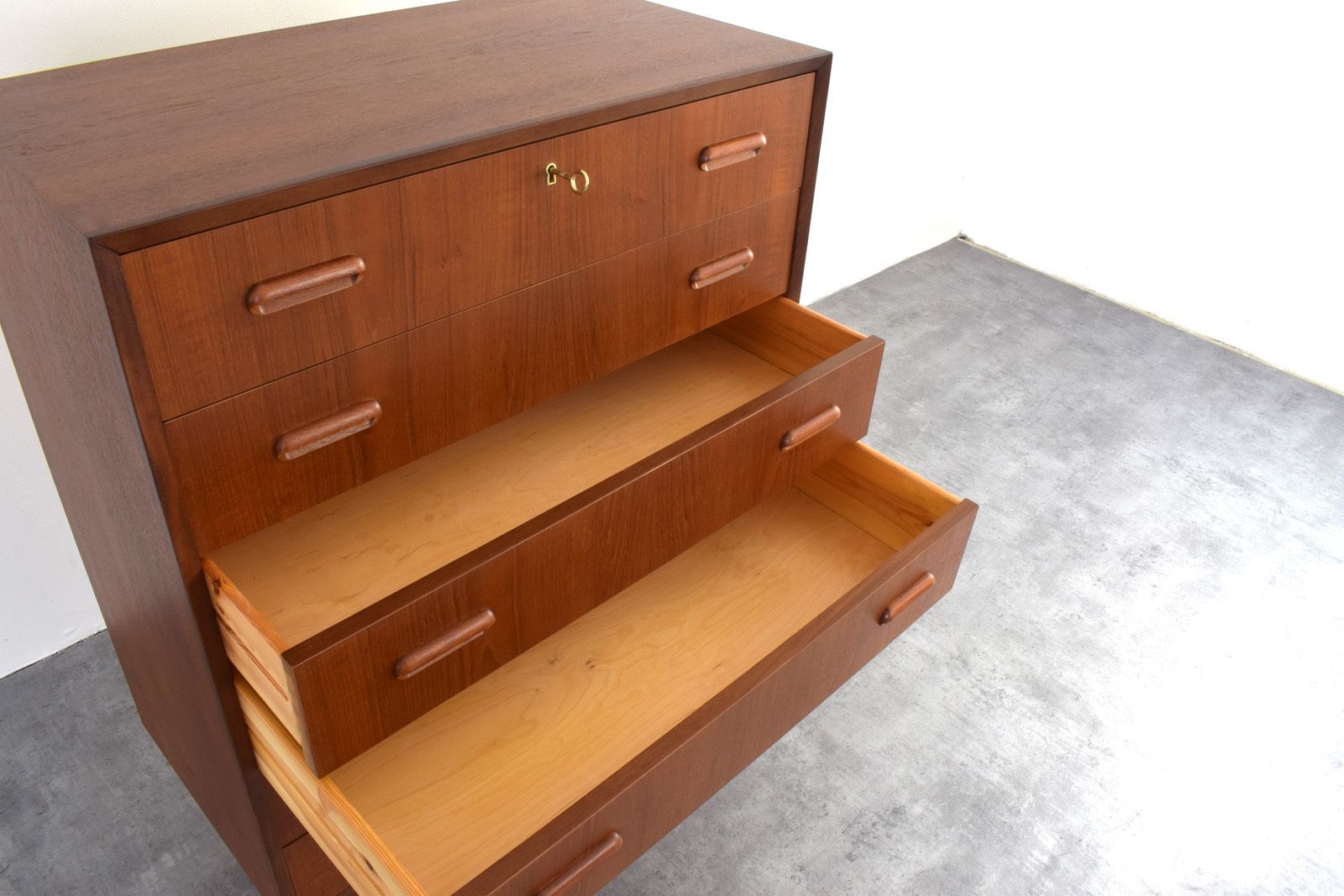 photo vintage Mid Century Danish Teak Chest Of Drawers, 1960s.