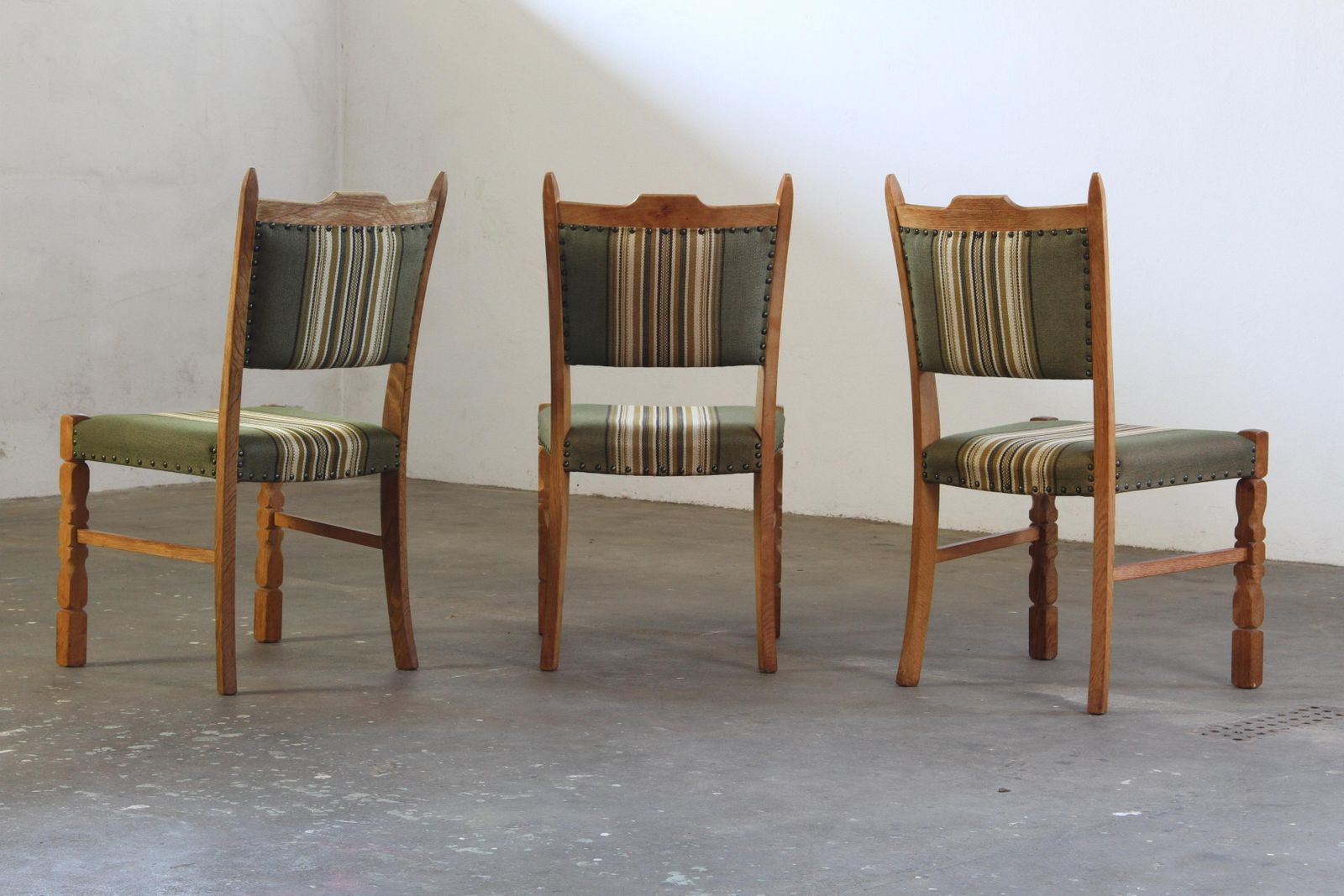 photo vintage Vintage Danish Brutalist Oak Dining Chairs, Henning Kjærnulf Style, 1960s