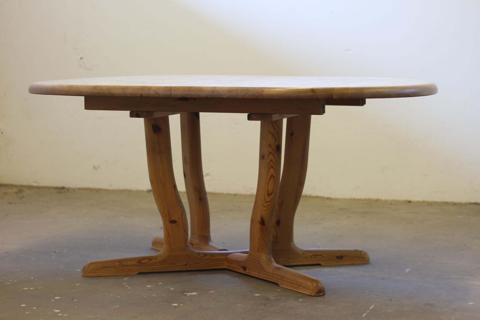 Rainer Daumiller Style Solid Extendable Pinewood Dining Table, 1980's Dyrlund photo Furniture