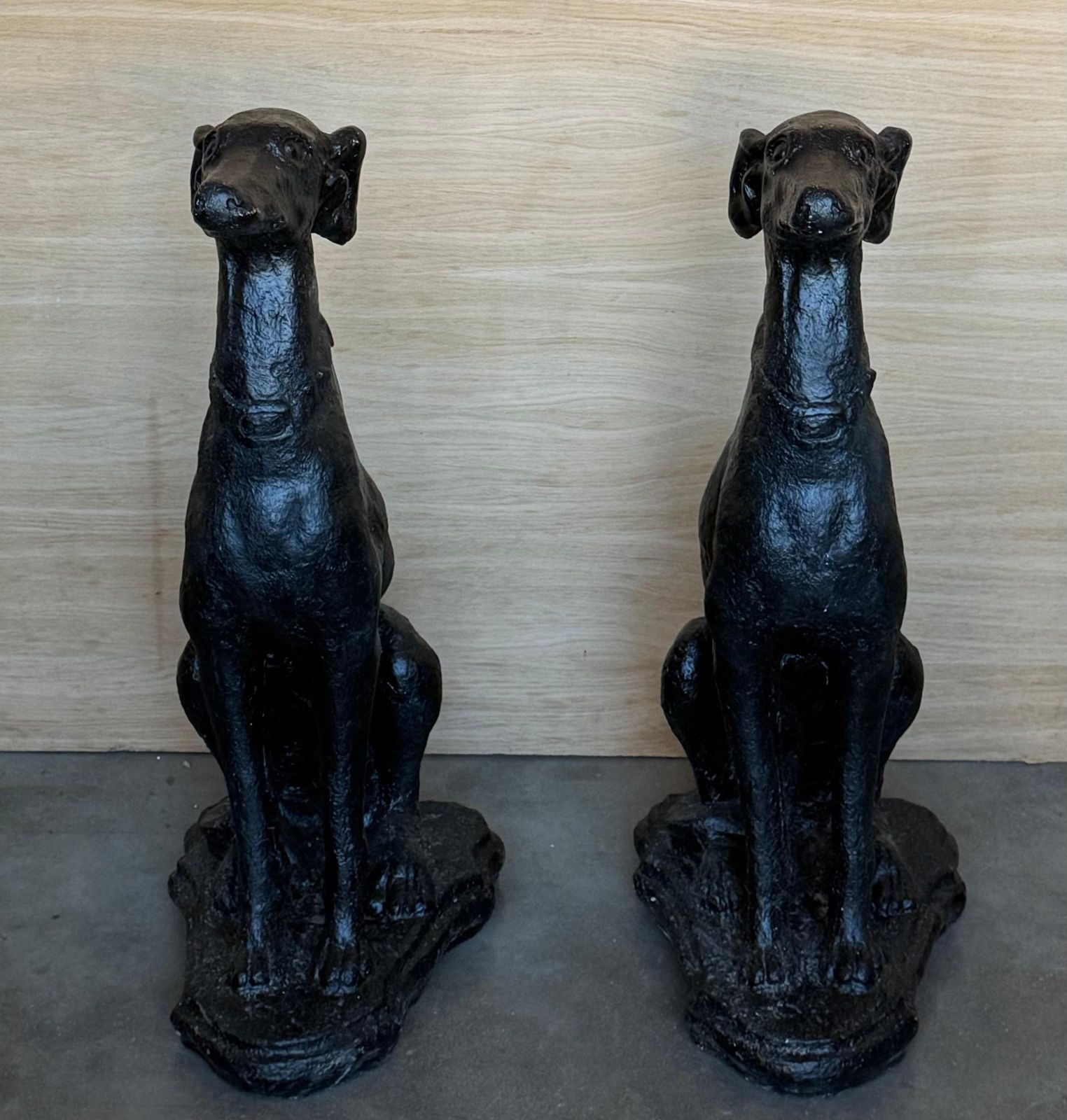 Paire de sculptures de lévriers assis grandeur nature en bronze, mid-century photo Art