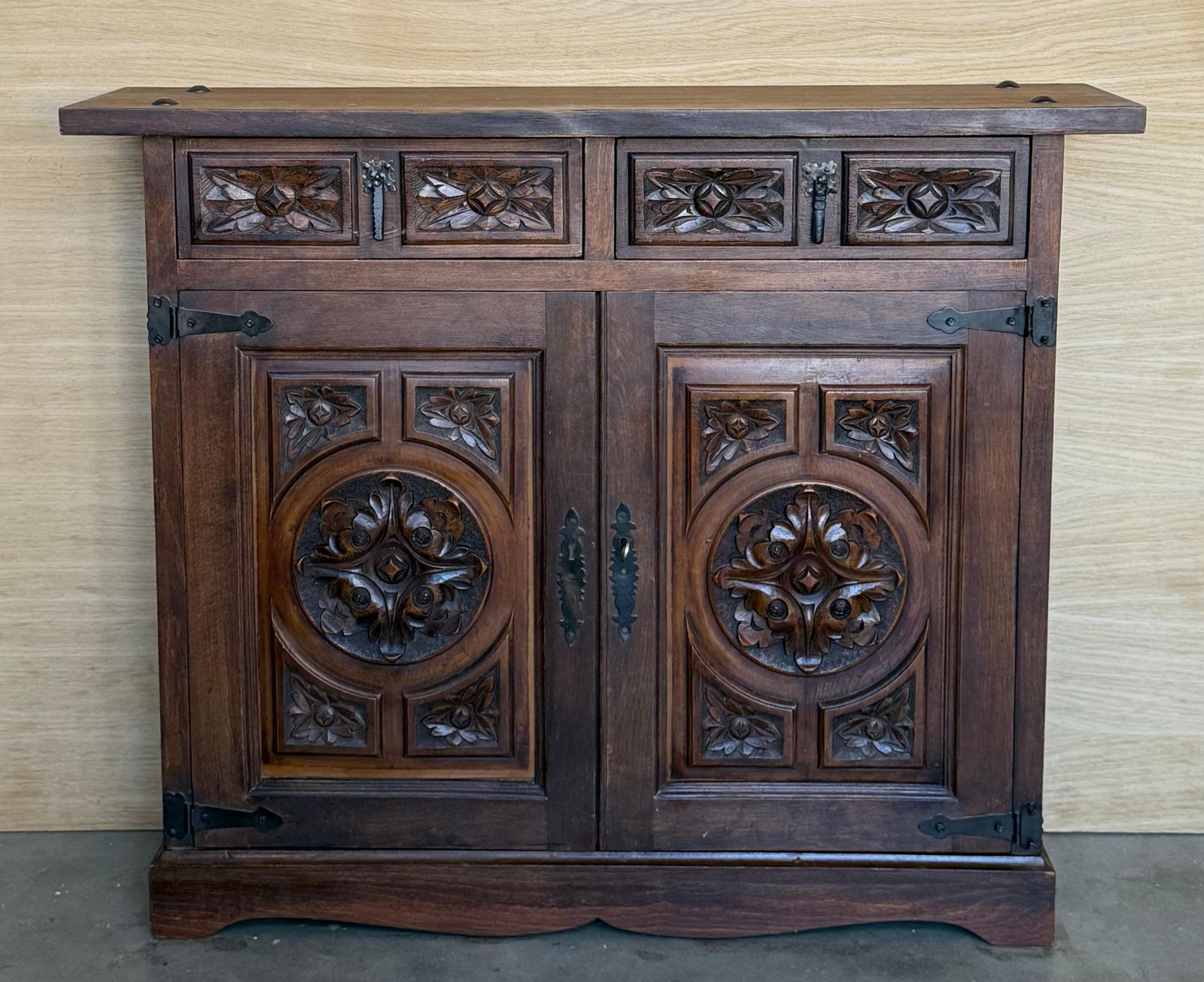 Buffet baroque espagnol du XXe siècle en noyer sculpté, style toscan, deux tiroirs photo for sale