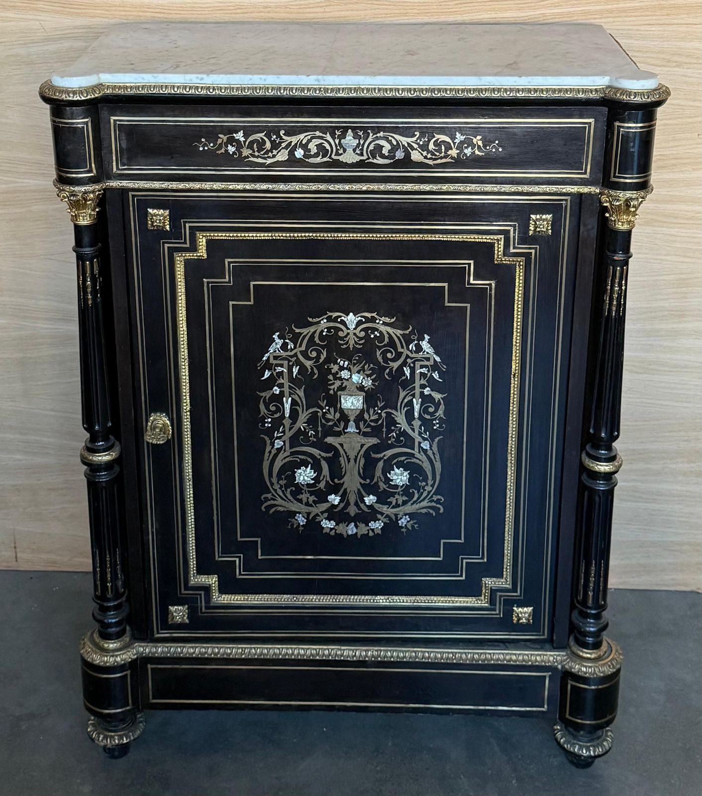 Cabinet français de style Napoléon III, XIXe siècle, avec incrustations métalliques photo for sale