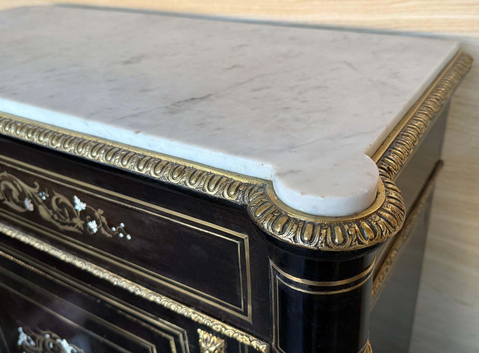 Cabinet français de style Napoléon III, XIXe siècle, avec incrustations métalliques photo 5664.0