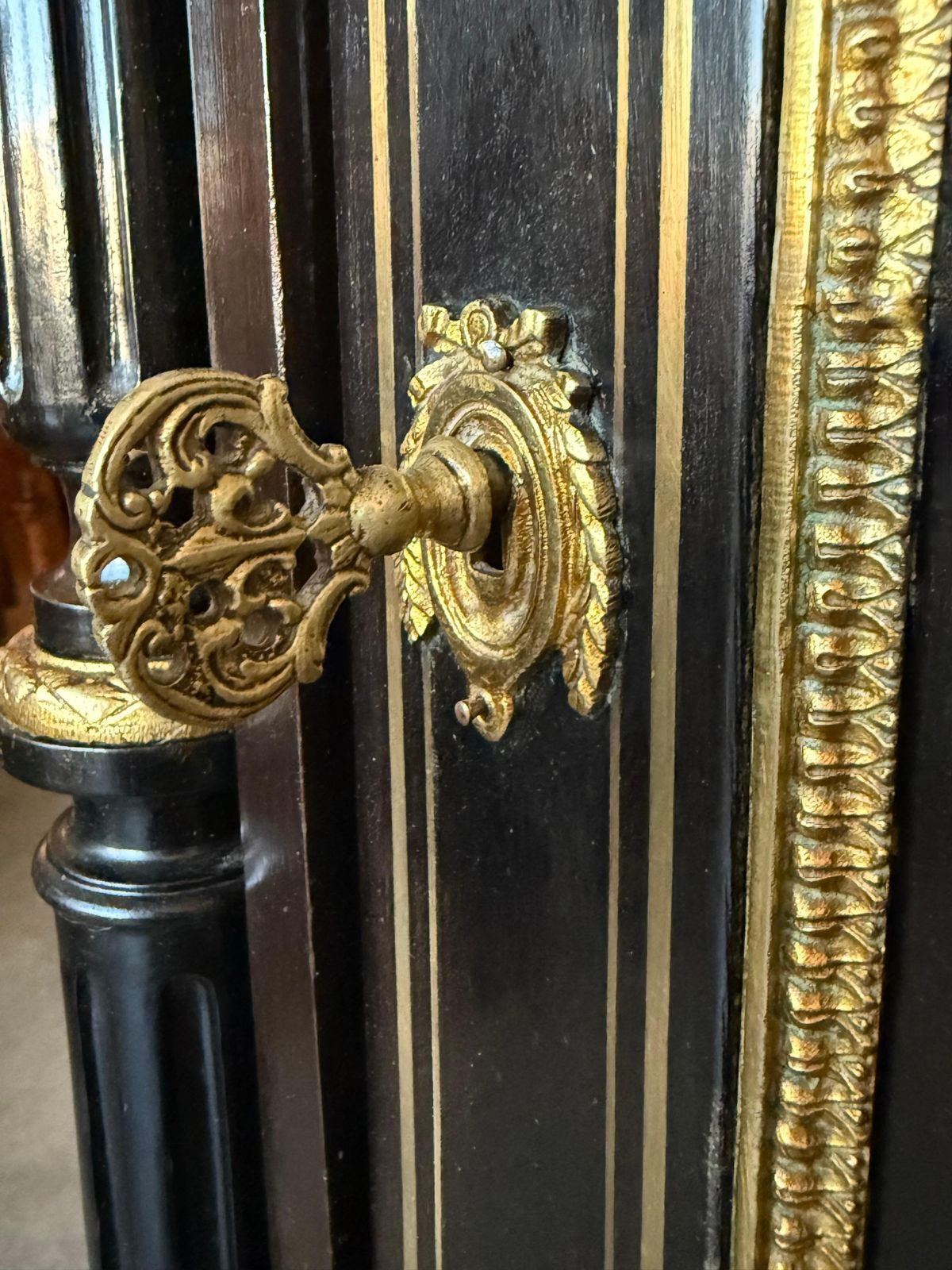 photo buy Cabinet français de style Napoléon III, XIXe siècle, avec incrustations métalliques