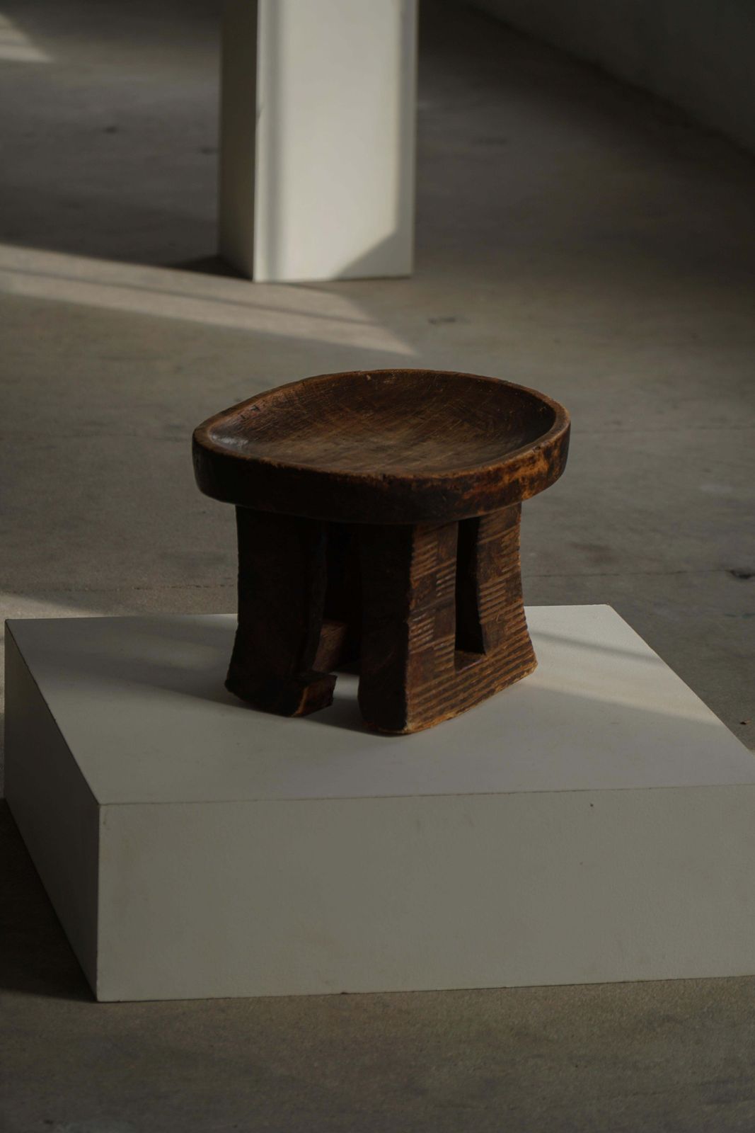 Traditional Hand Carved African Tribal Stool, Bamileke‑Style, 20th Century photo vinterior