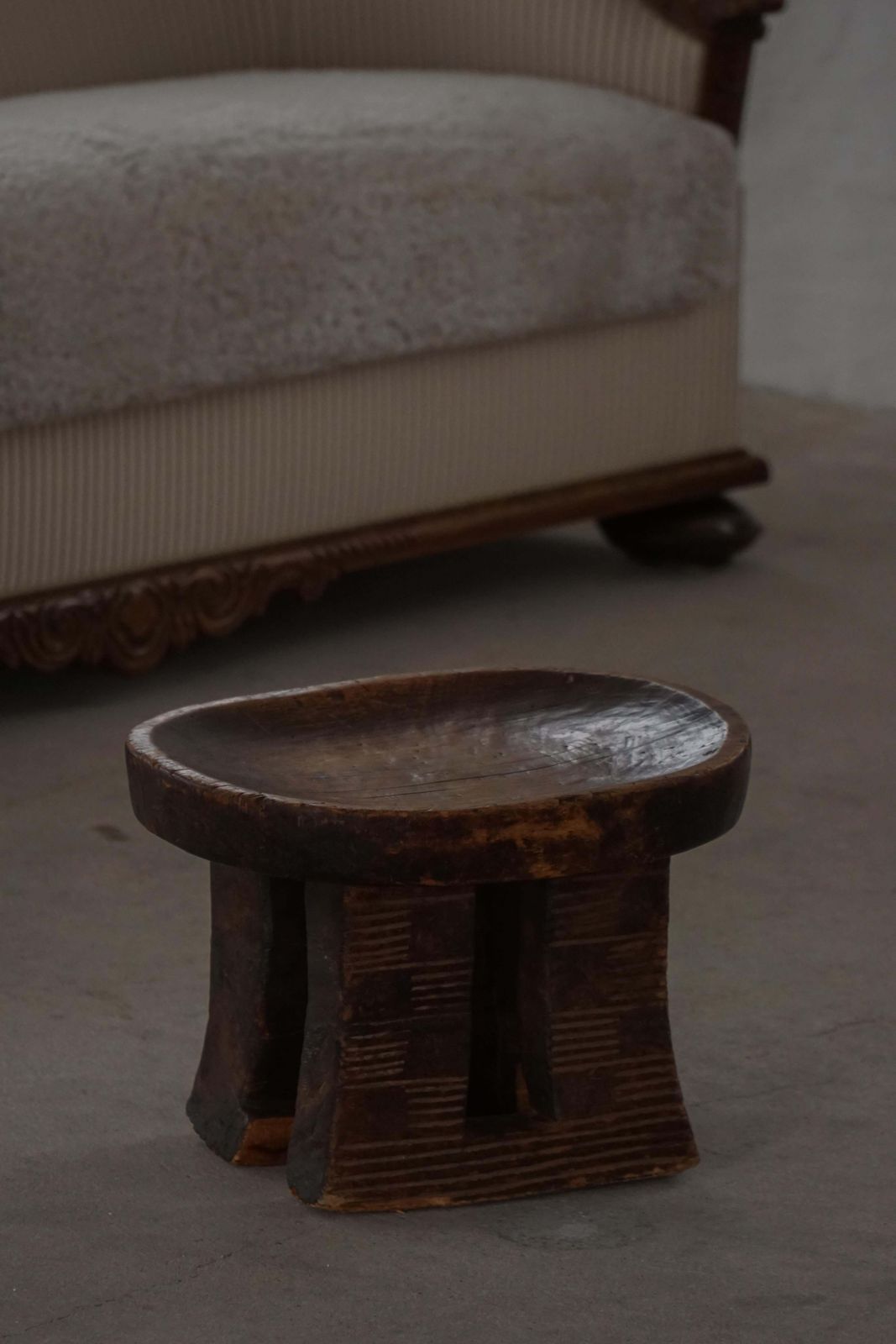 photo vintage Traditional Hand Carved African Tribal Stool, Bamileke‑Style, 20th Century