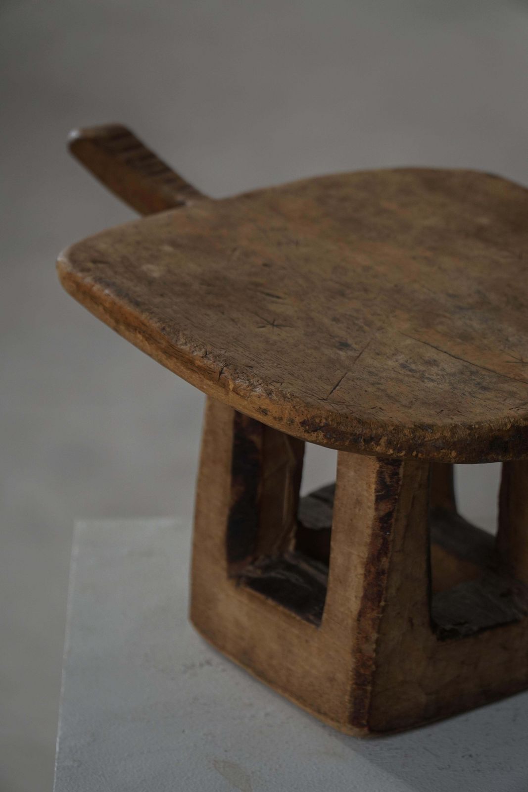 photo vintage Mid 20th Century, Hand Carved Wooden Lobi Stool, Burkina Faso, Africa