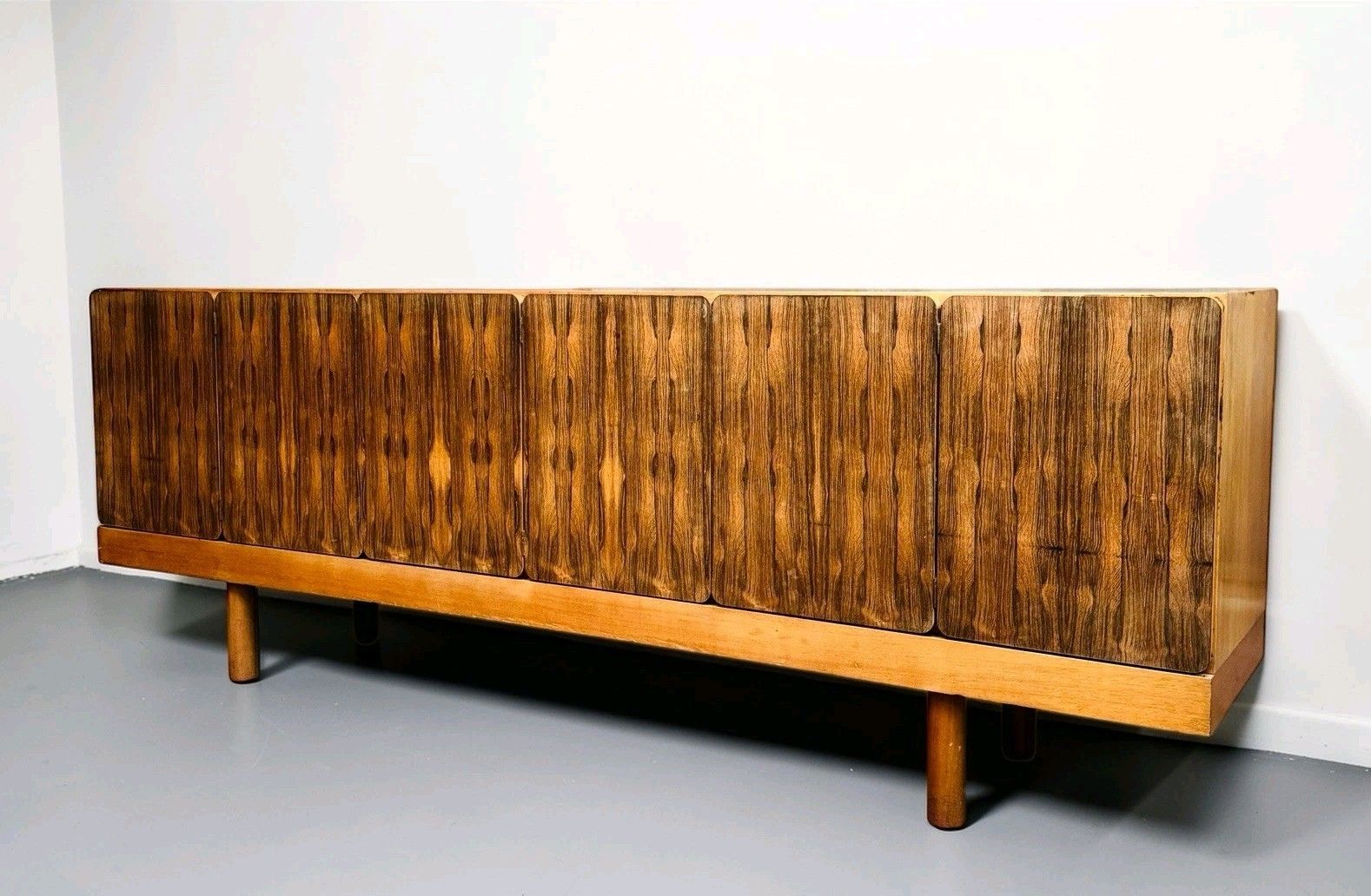 photo vintage Gordon Russell Rosewood And Mahogany Sideboard Super Rare Mid Century 1960s