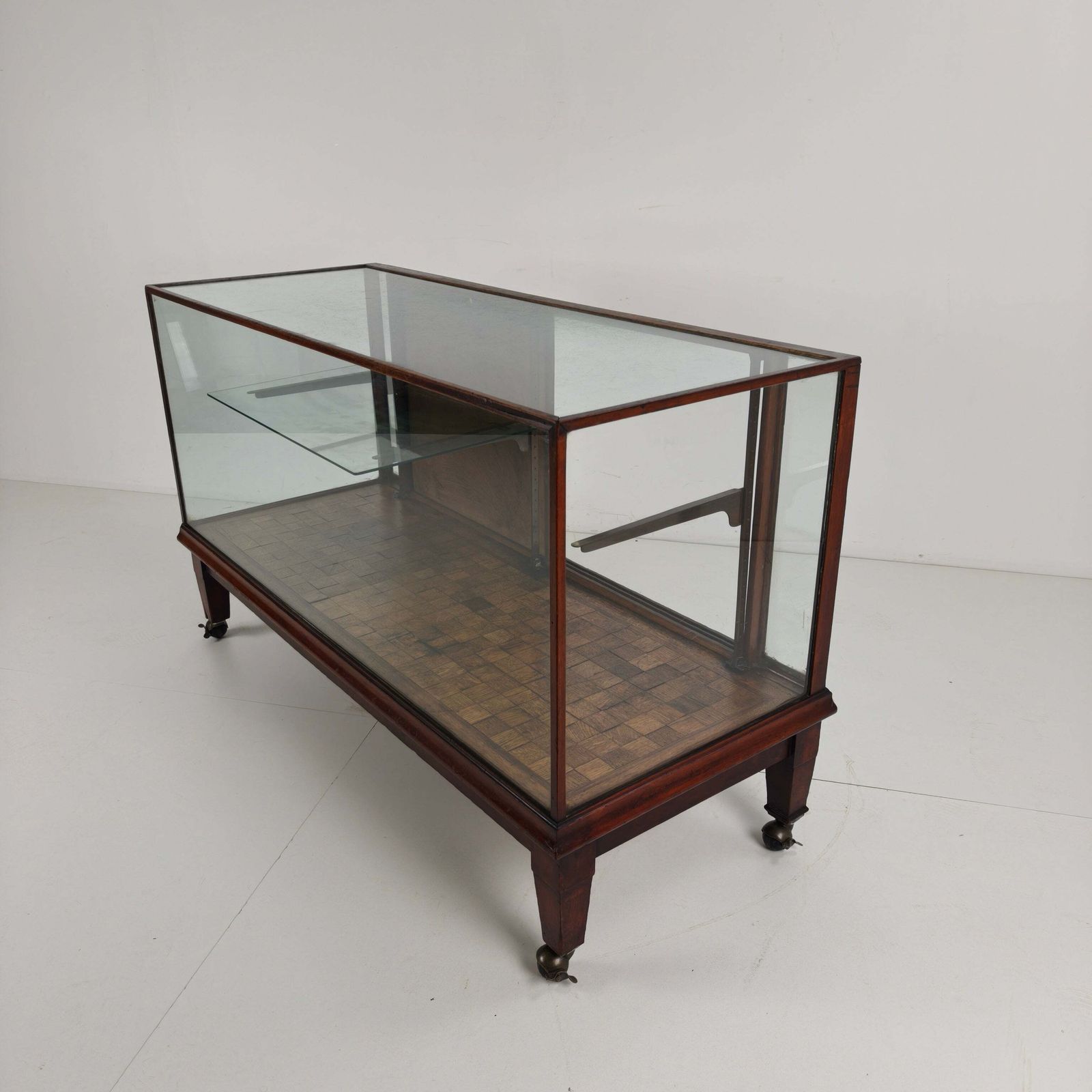 English Shop Display / Shop Counter (1910–1920) photo furniture