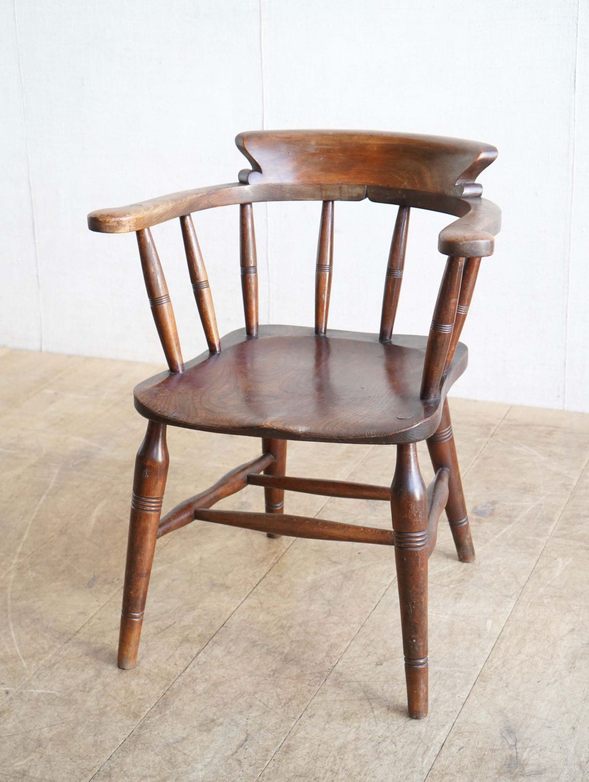 1900's Elm Carver, 1900s, Antique photo furniture