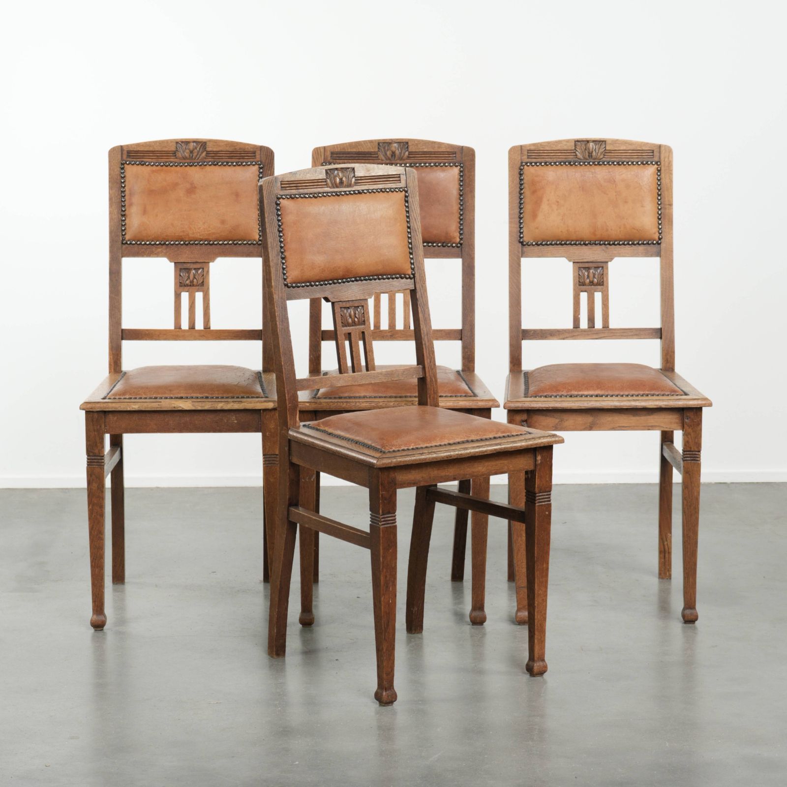 Set Van 4 Antieke Eiken Eetkamerstoelen In Art Nouveau Stijl Met Schapenvacht