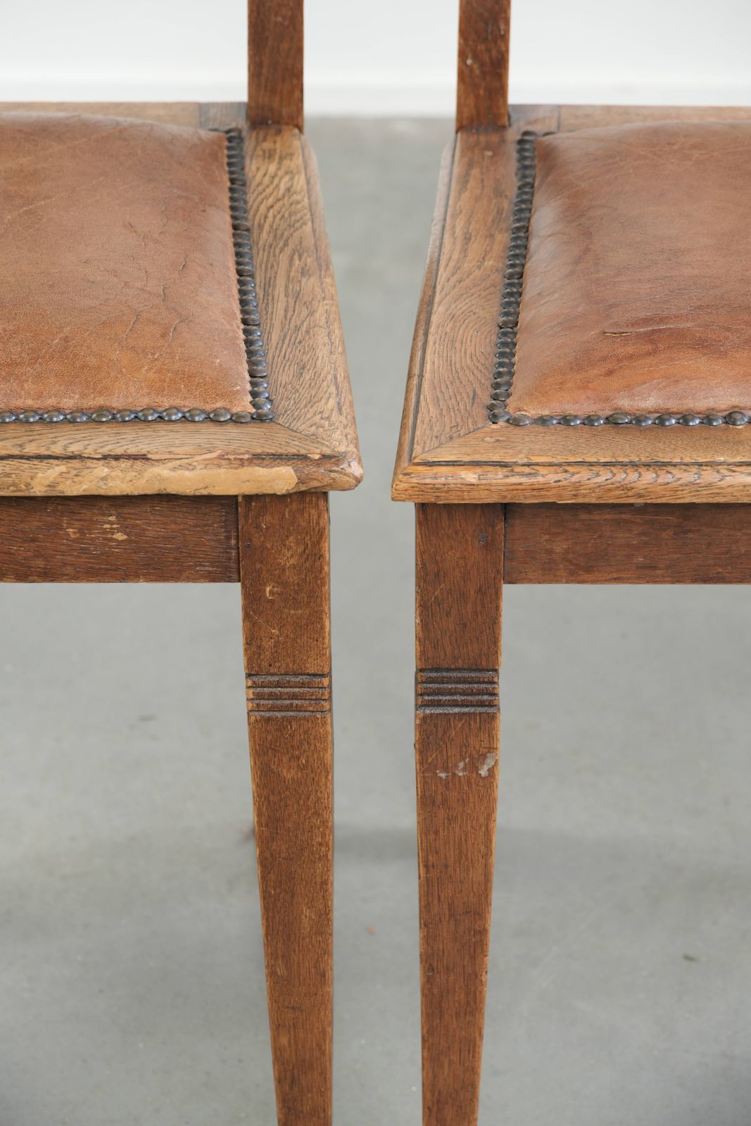 809.0 Set Van 4 Antieke Eiken Eetkamerstoelen In Art Nouveau Stijl Met Schapenvacht photo
