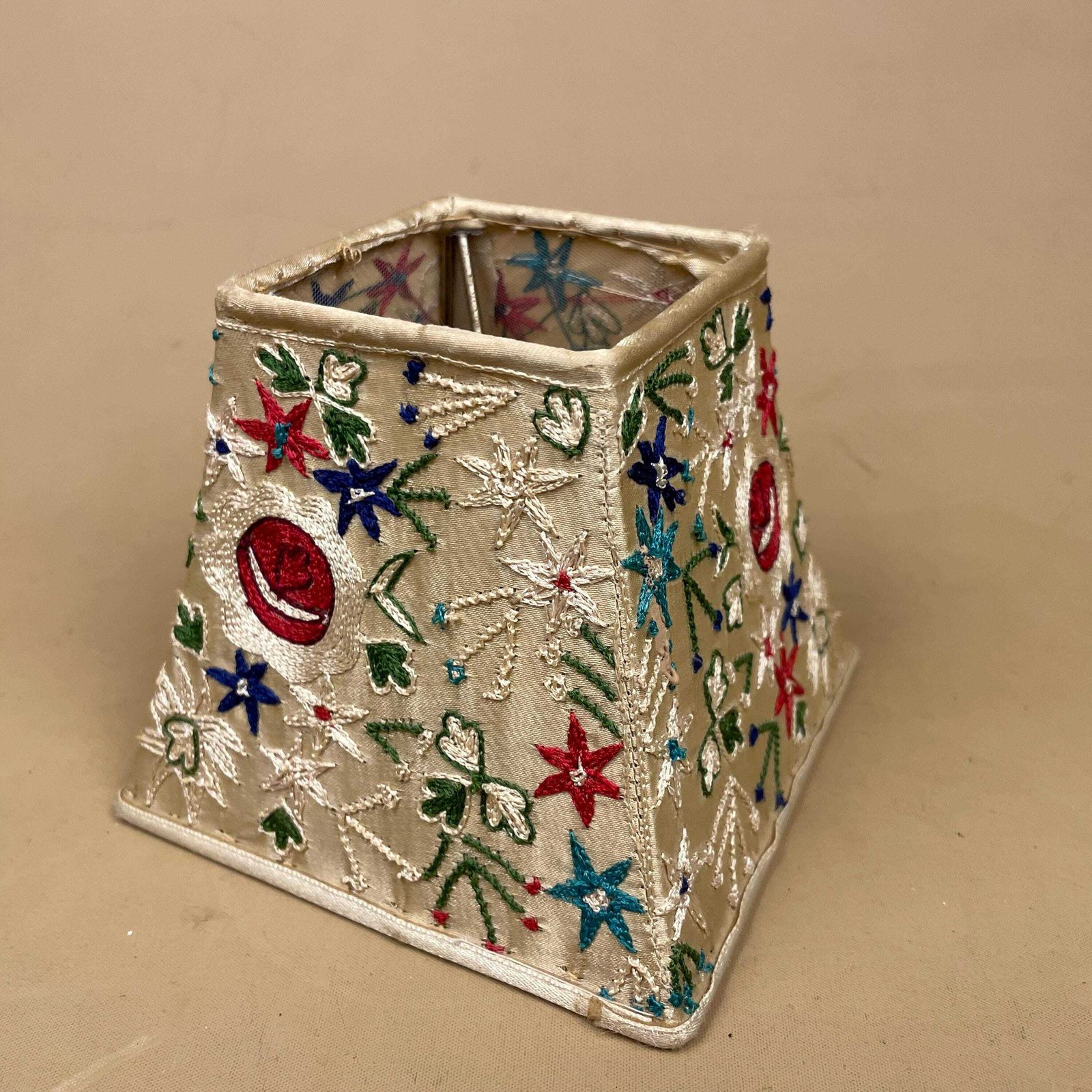 photo vintage Antique Silk Hand Embroidered Lamp Shade Lampshade Small Floral Pattern Cream Old Vintage Square Ditsy Decorative Light