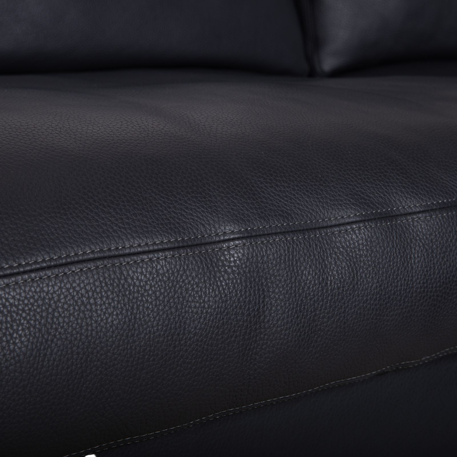 Canapé d'angle Erpo CL 820 en cuir gris anthracite foncé, pieds luge en chrome, 2 appuie-têtes inclus, méridienne à droite photo 5477.0