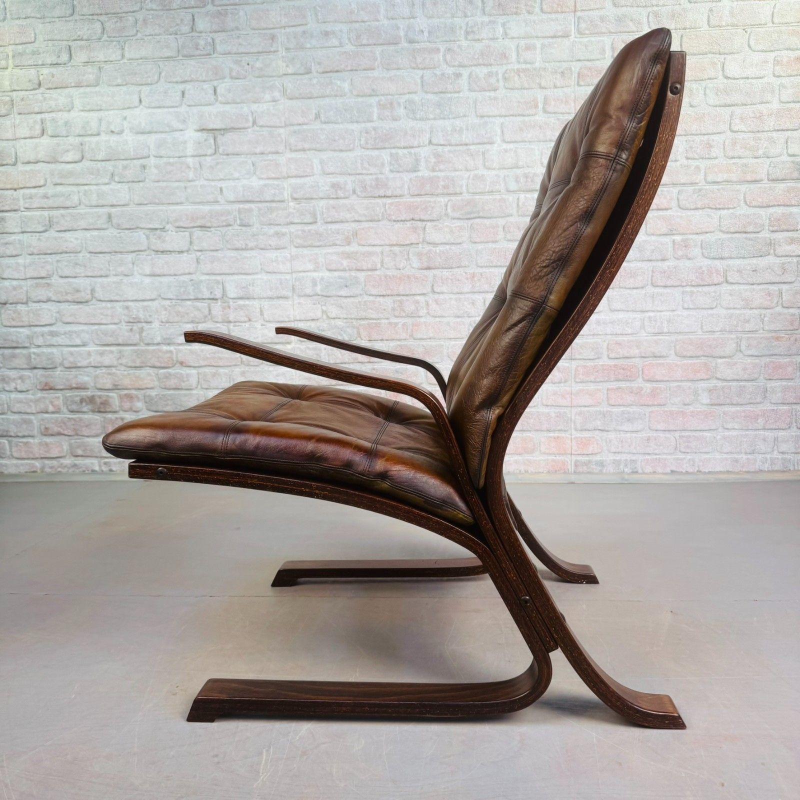 Vintage Danish Brown Leather Cantilever Chair – Sleek Design & Rich Patina photo vinterior