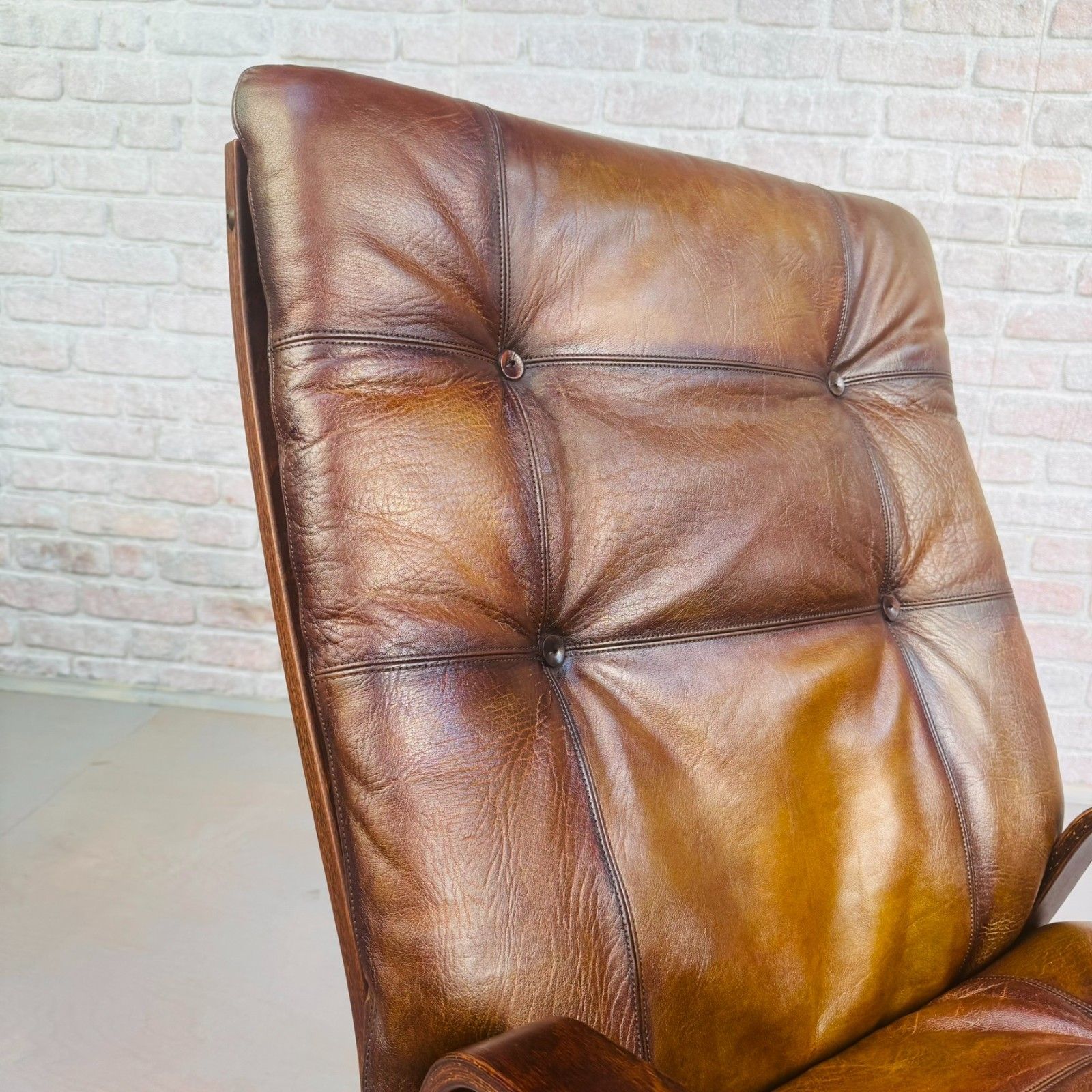 photo furniture Vintage Danish Brown Leather Cantilever Chair – Sleek Design & Rich Patina