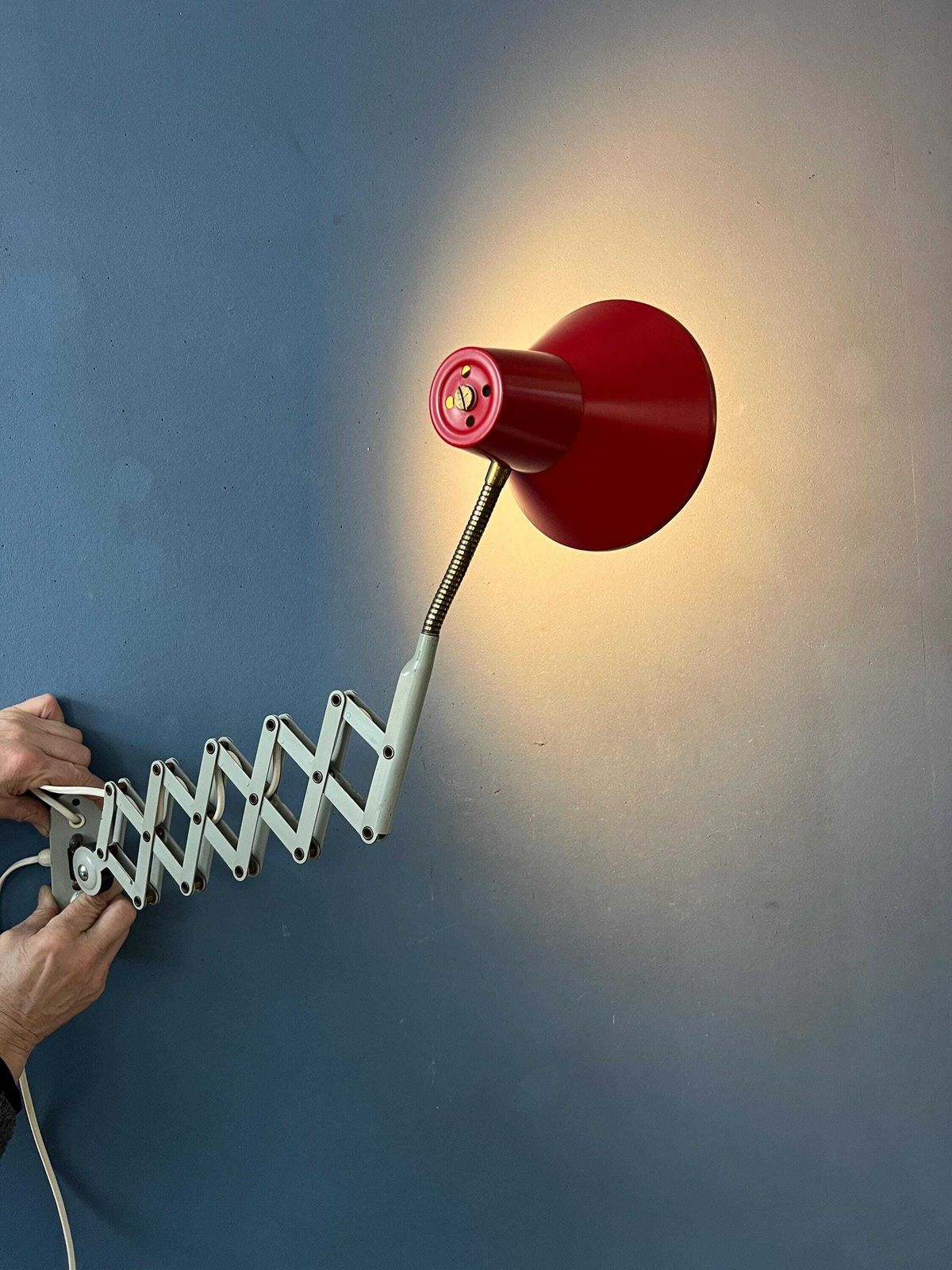 Rode En Witte Hala Schaarlamp Voor Aan De Wand photo Verlichting