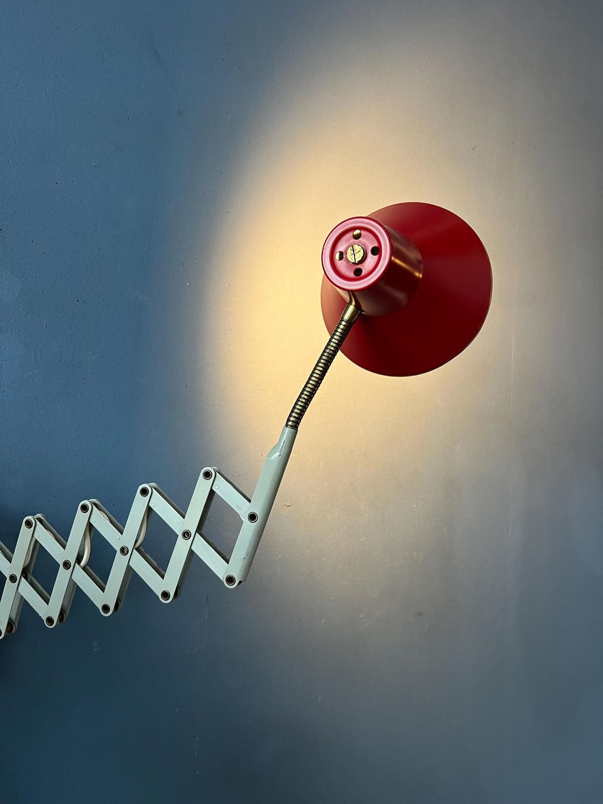 Rode En Witte Hala Schaarlamp Voor Aan De Wand photo buy