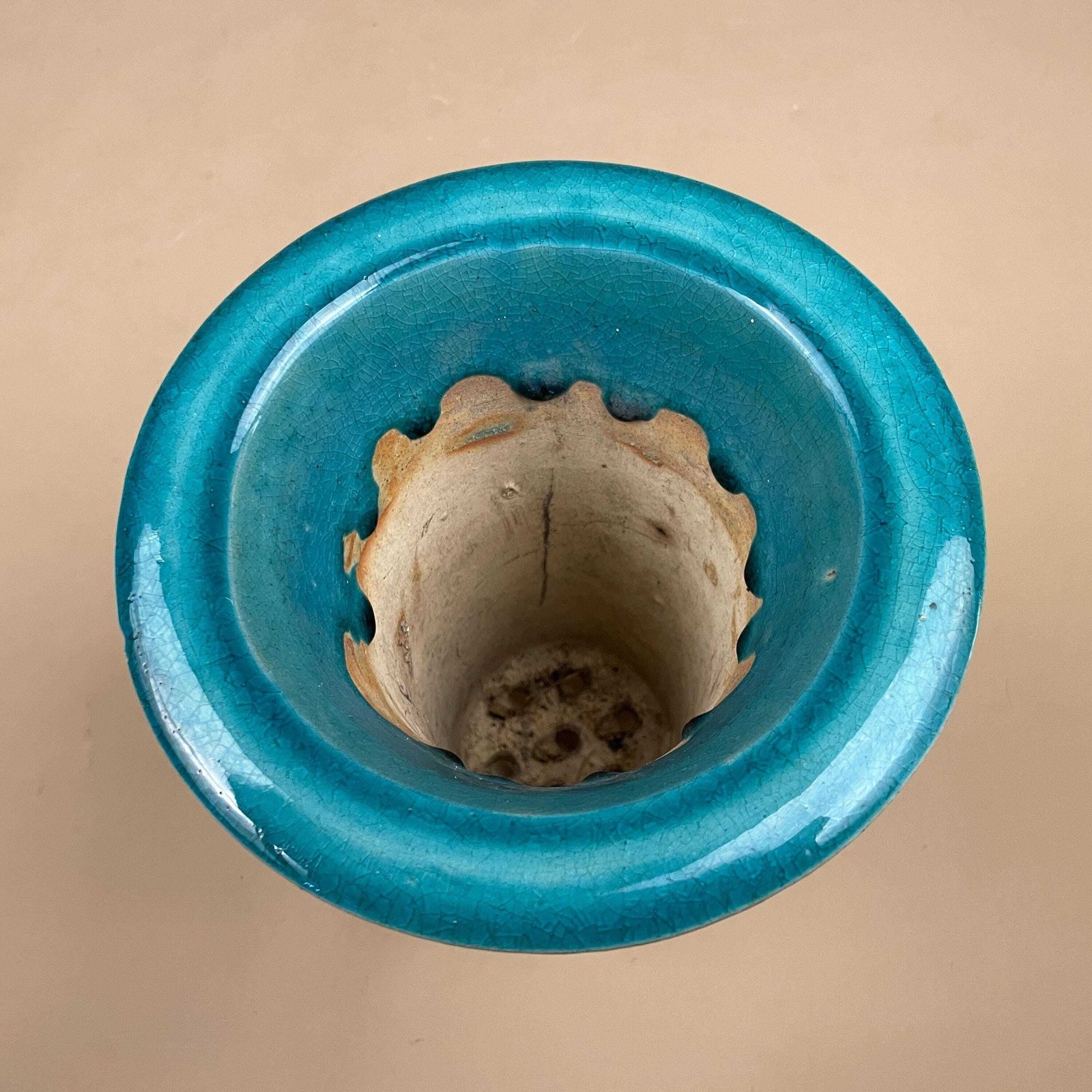 photo vinterior Oriental Antique Decorative Vase Ceramic Pot Chinese Vintage Display Turquoise Glaze Asian Lion Face Detail Feet Flute