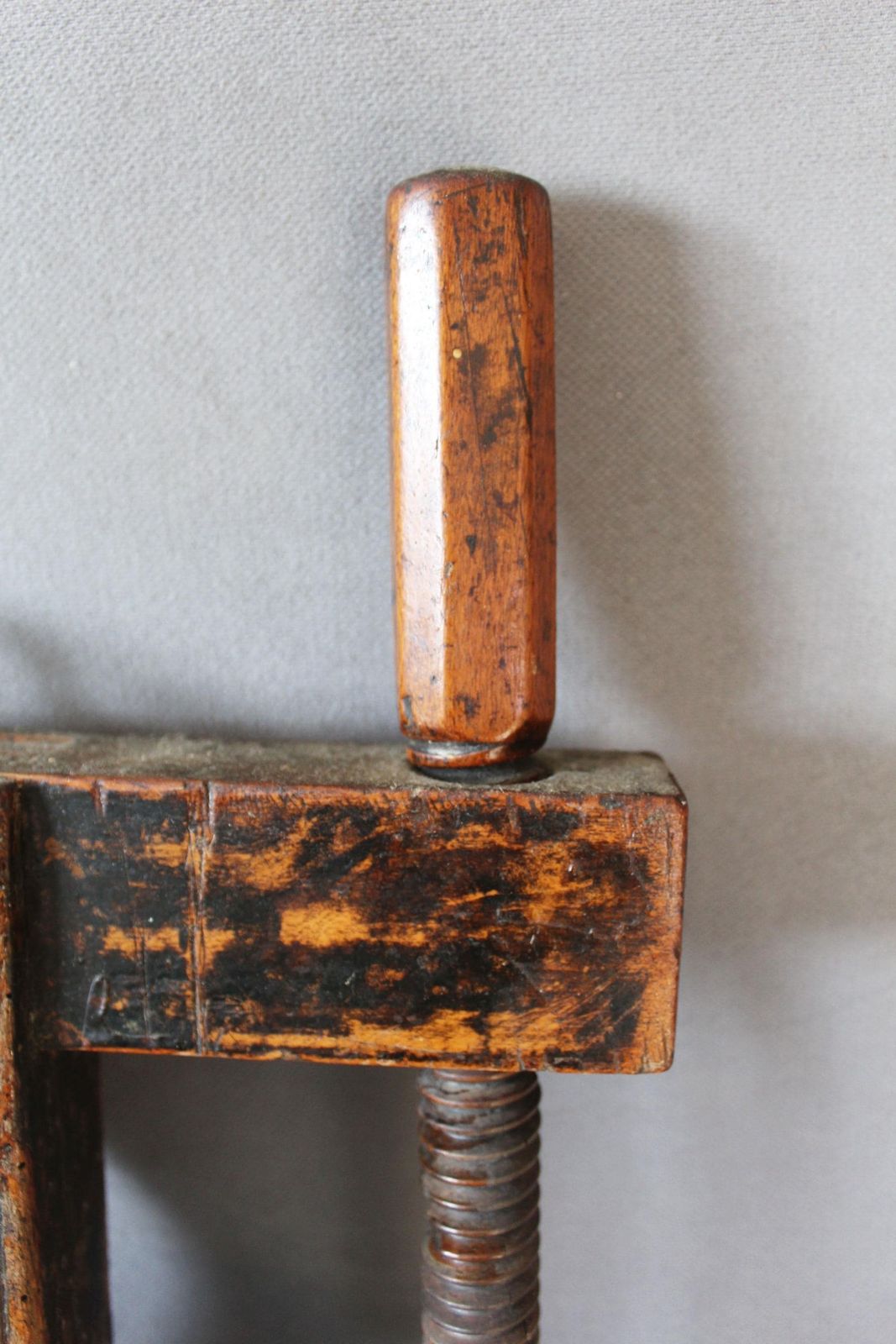 Antieke Grote Houten Schroefklem, Handgereedschap Voor Houtbewerking, Timmermangereedschap, Boerendecoratie, Verzamelobject, Industrieel photo for sale