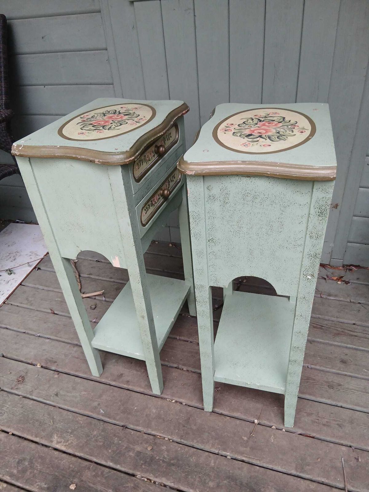 Vintage Matching Pair Of Italian Painted Bedside Tables / Nightstands. Drawers. Floral. photo vinterior