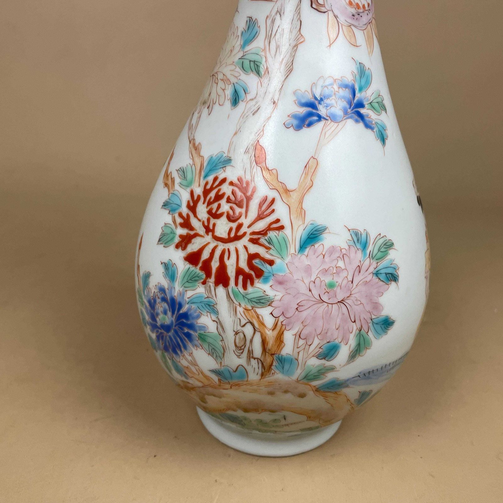photo furniture Oriental Antique Decorative Vase Ceramic White Pot Japanese Vintage Display Hand Painted Asian Old Floral Flowers Delicate Frilly Scalloped