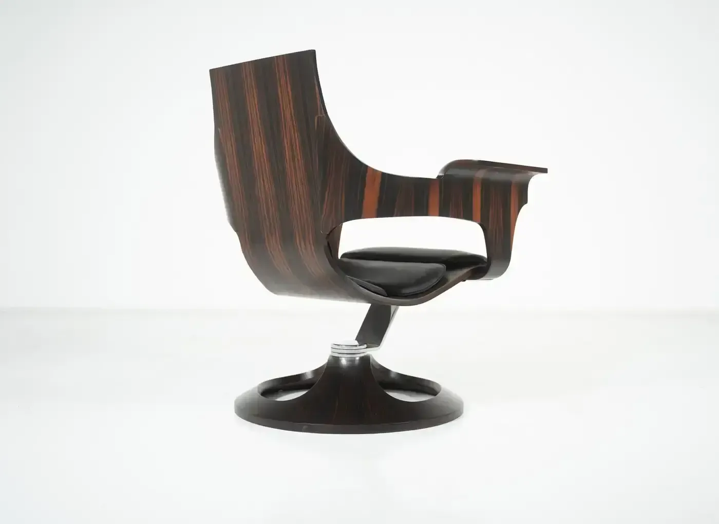 photo furniture Rare Bell Armchair By Joe Colombo For Benini, Italy