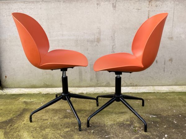 photo furniture A Set Of 6 Mid Century Styled Swivel Dining Chairs
