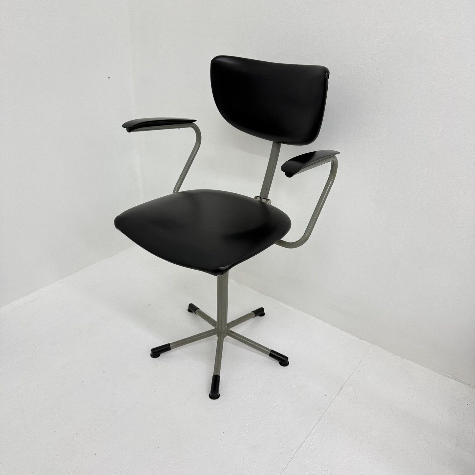 Mid Century 3311 Bureaustoel Van Toon De Wit Voor Gebroeders De Wit, Ca. Jaren 1960 photo 483.0
