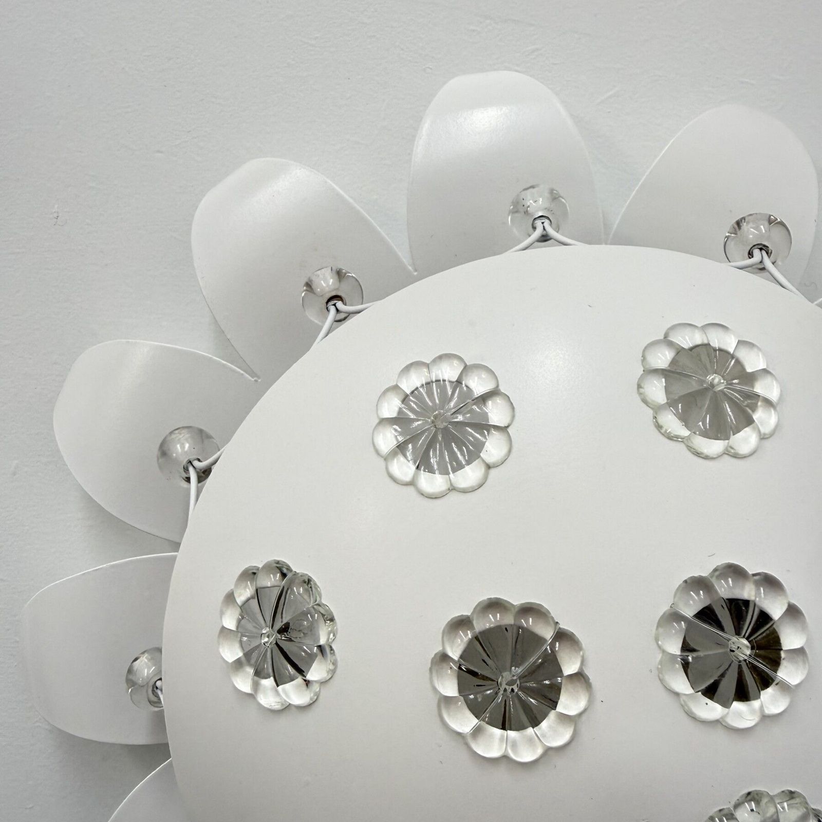 photo furniture Emil Stejnar Wandlamp Met Bloemkristallen, Ca. Jaren 1950, Wenen
