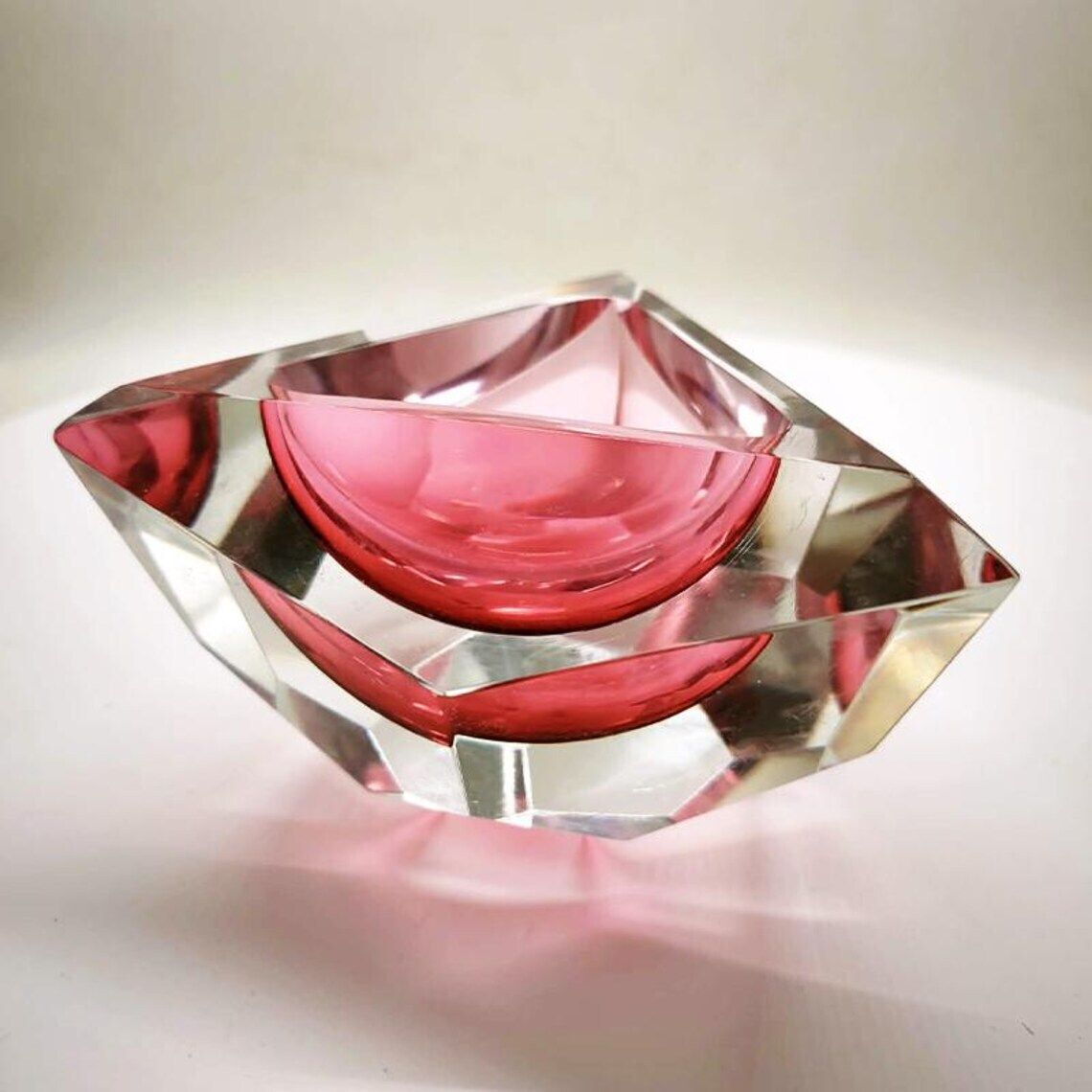 1960s Rare Pink Multifaceted Triangular Ashtray Or Catch All In Murano By Flavio Poli For Seguso. Made In Italy. photo 291.0