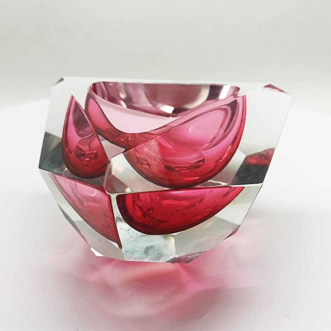 1960s Rare Pink Multifaceted Triangular Ashtray Or Catch All In Murano By Flavio Poli For Seguso. Made In Italy. photo vinterior