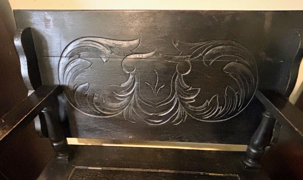 Small Carved Oak Monk’s Bench. photo vinterior