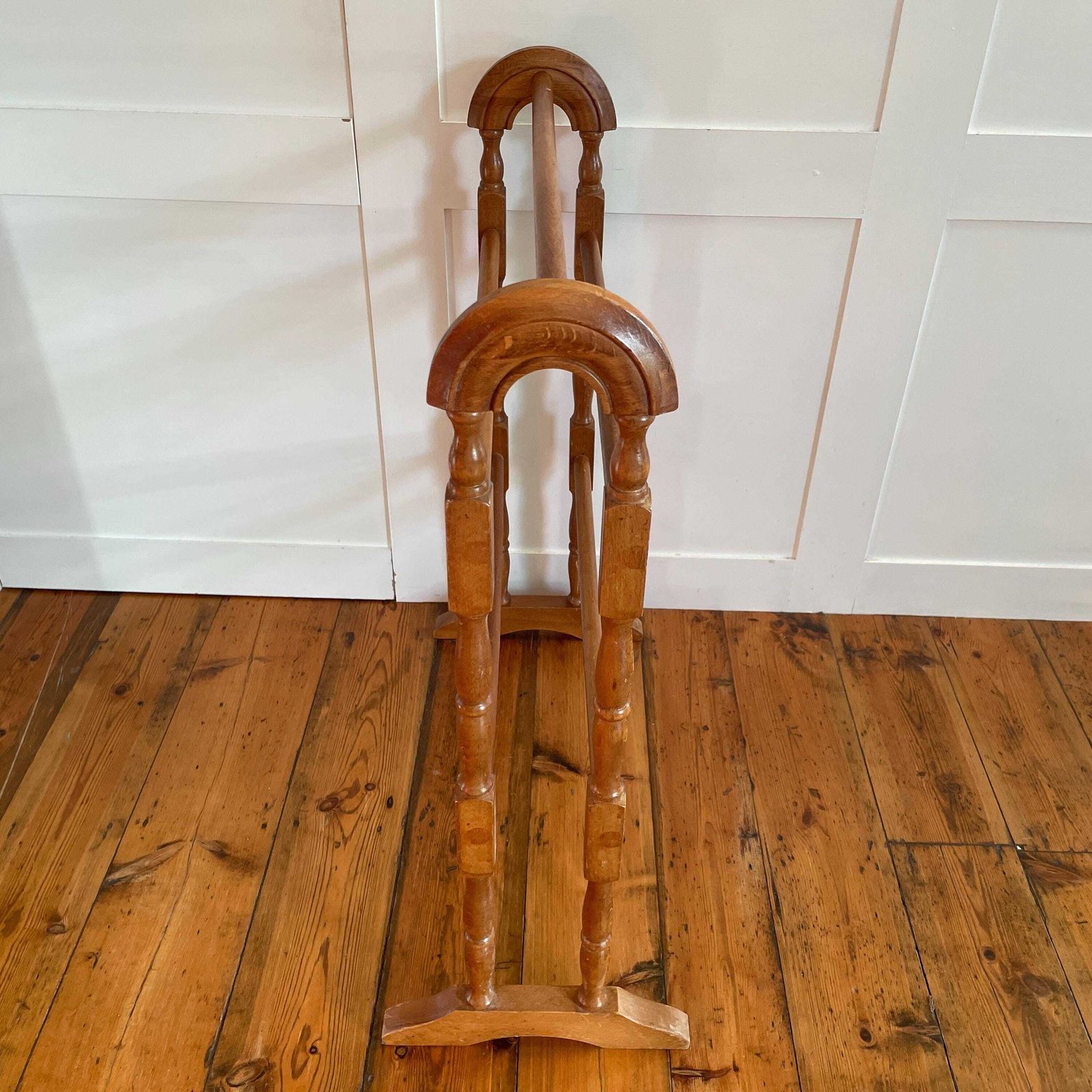 photo furniture Victorian Pine Towel Rail Freestanding Wooden Blanket Bathroom Antique Style Stand Bathroom Holder Rack Cottage Mud Room Freestanding