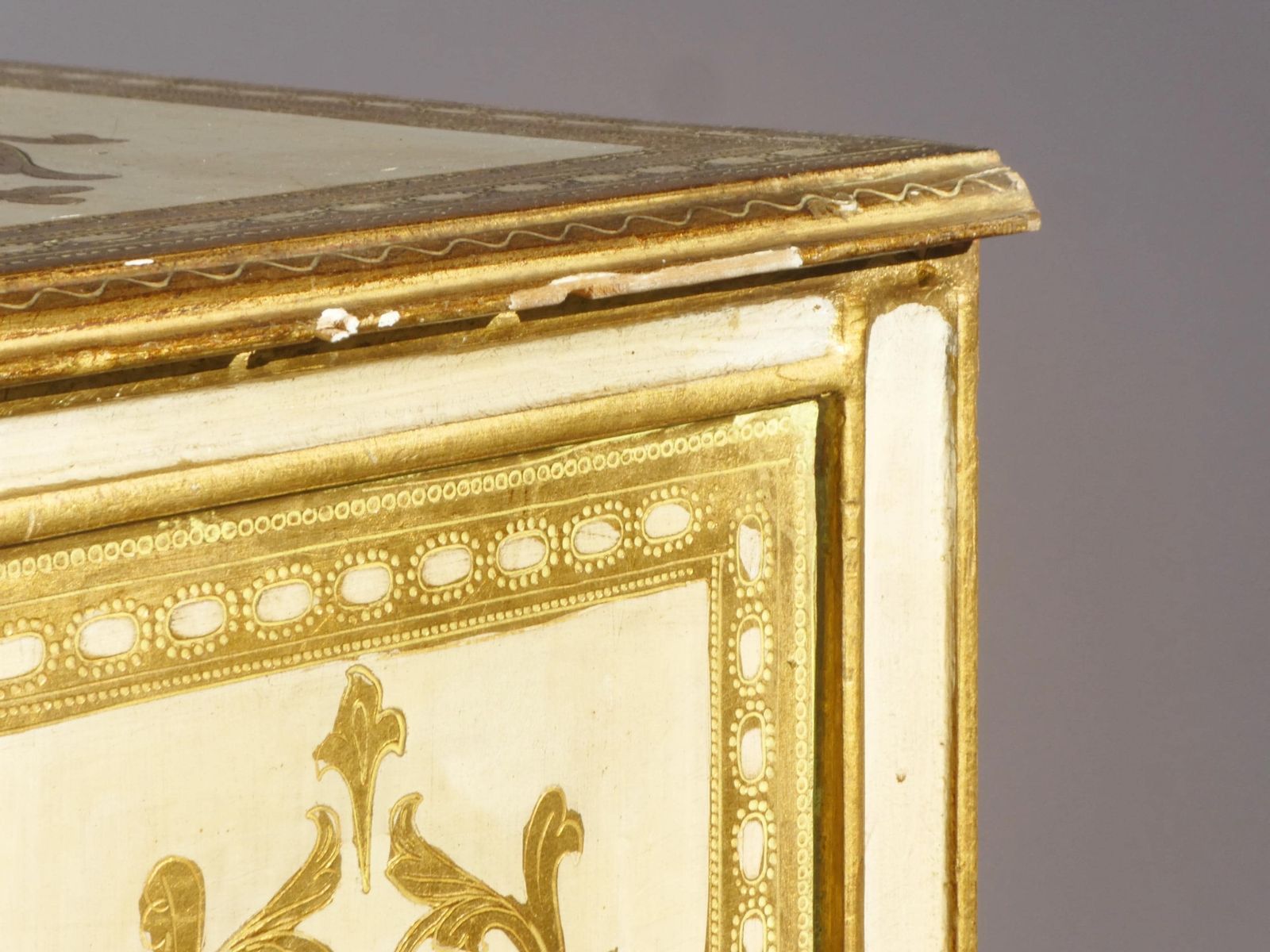 Florentine Wooden Chest Of Drawers In Gold And White, Italian Entryway Table, Hollywood Regency Console photo vintage