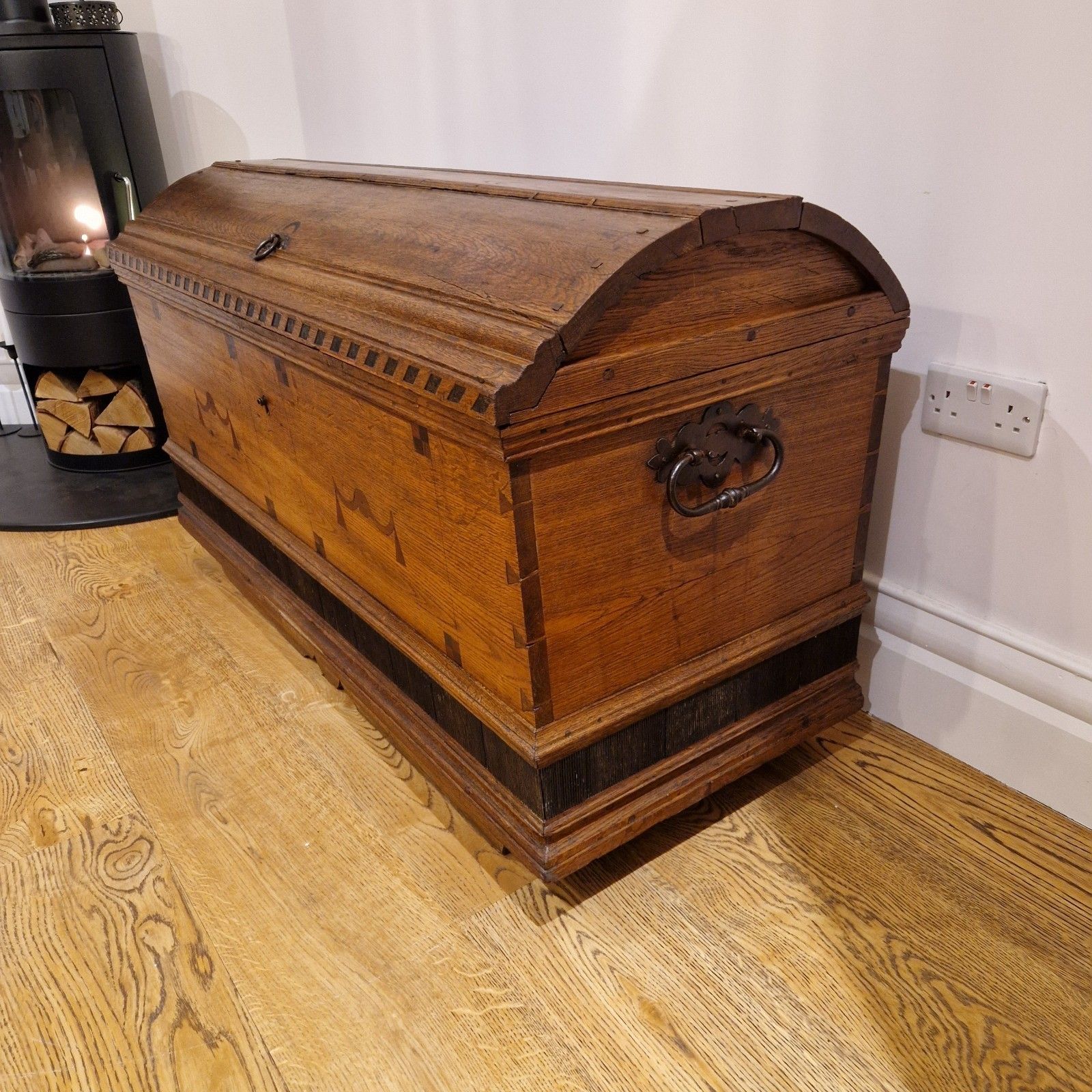 Antique 18th Century Dutch Oak Coffer – Chevron Inlays & Original Iron Handles photo vinterior