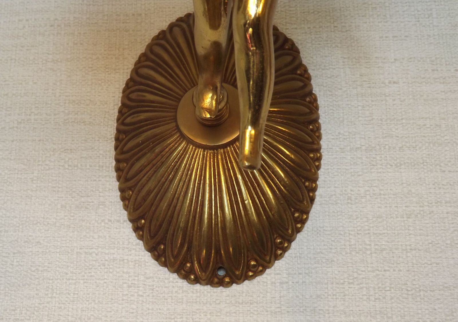 photo vintage Paire d'appliques murales italiennes décoratives en bronze avec abat-jour en verre pétale de fleur
