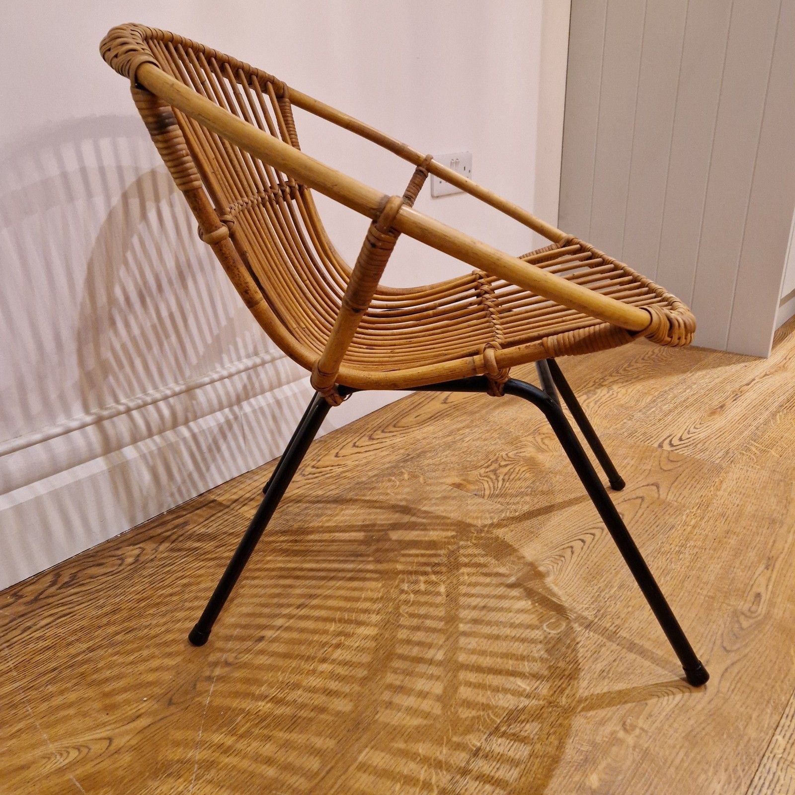 Vintage 1970s Rattan Accent Chair With Metal Legs – Franco Albini Inspired photo vinterior