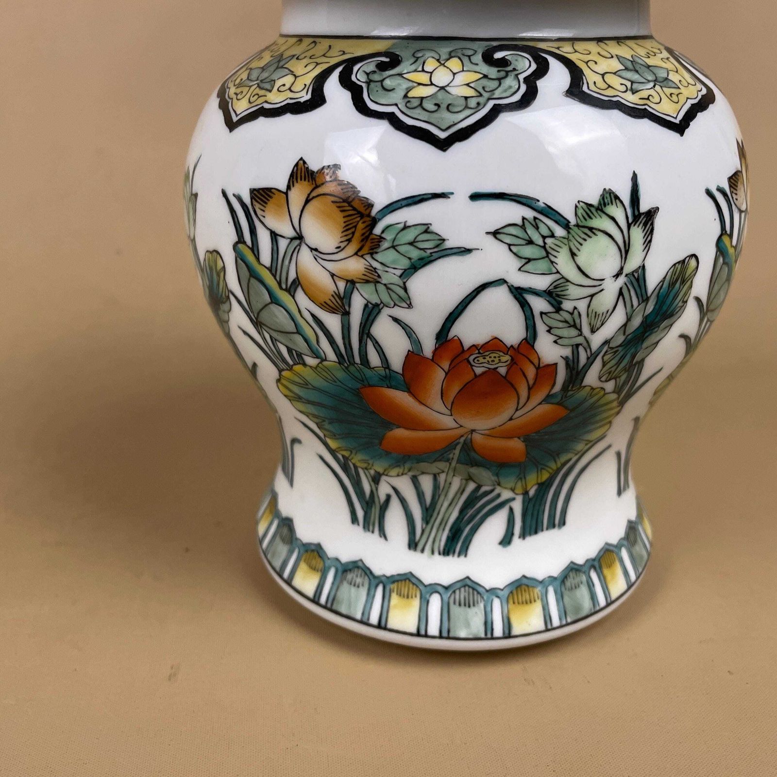 Oriental Decorative Vase Ceramic Pot Chinese Vintage Display Hand Painted Asian Old Floral Flowers Lotus Lidded Lid Antique White Ginger Jar photo vinterior