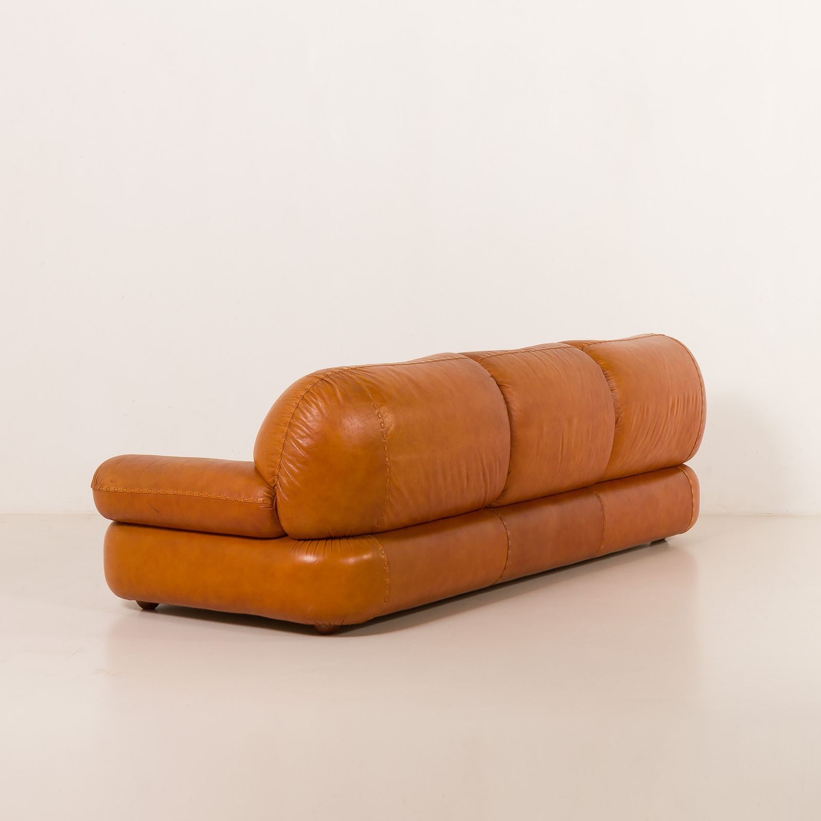 Mobil Girgi Sapporo Leather Sofa, 1970s photo vinterior