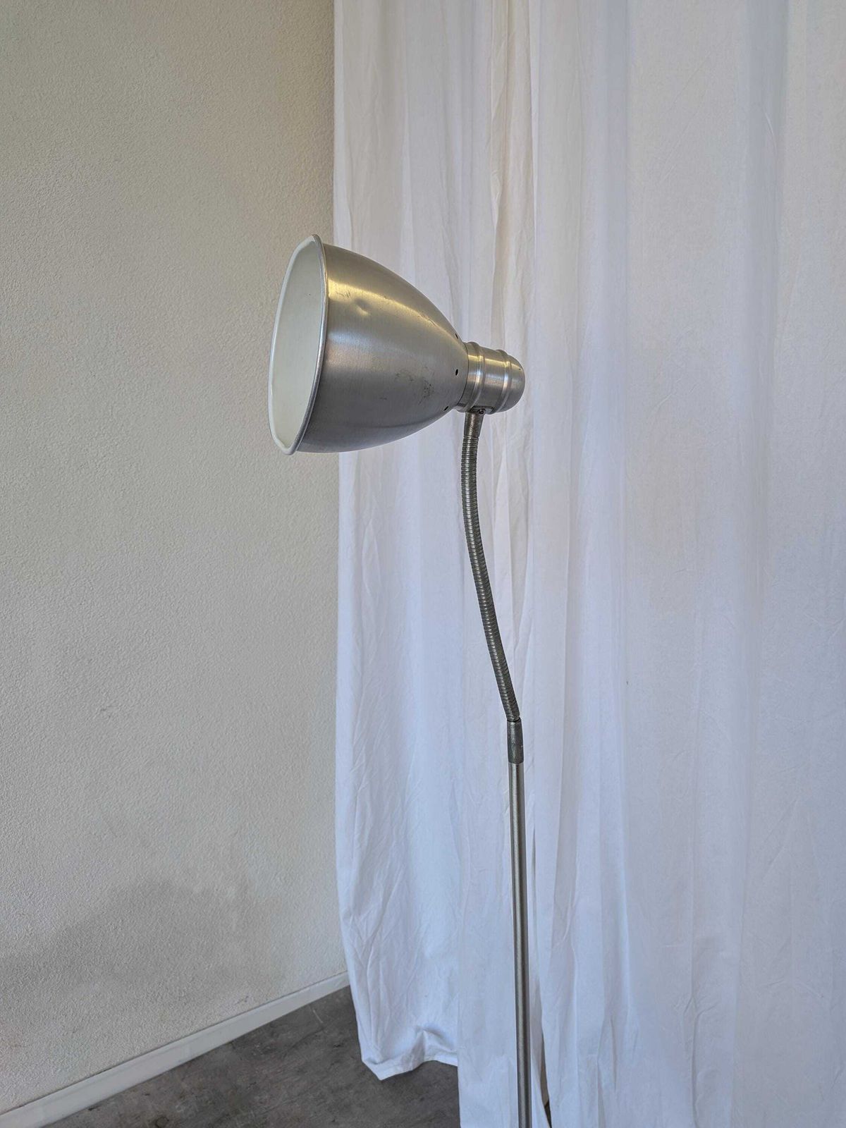 photo vintage Vintage Adjustable Floor Lamp / Metal Adjustable Gooseneck Reading Light