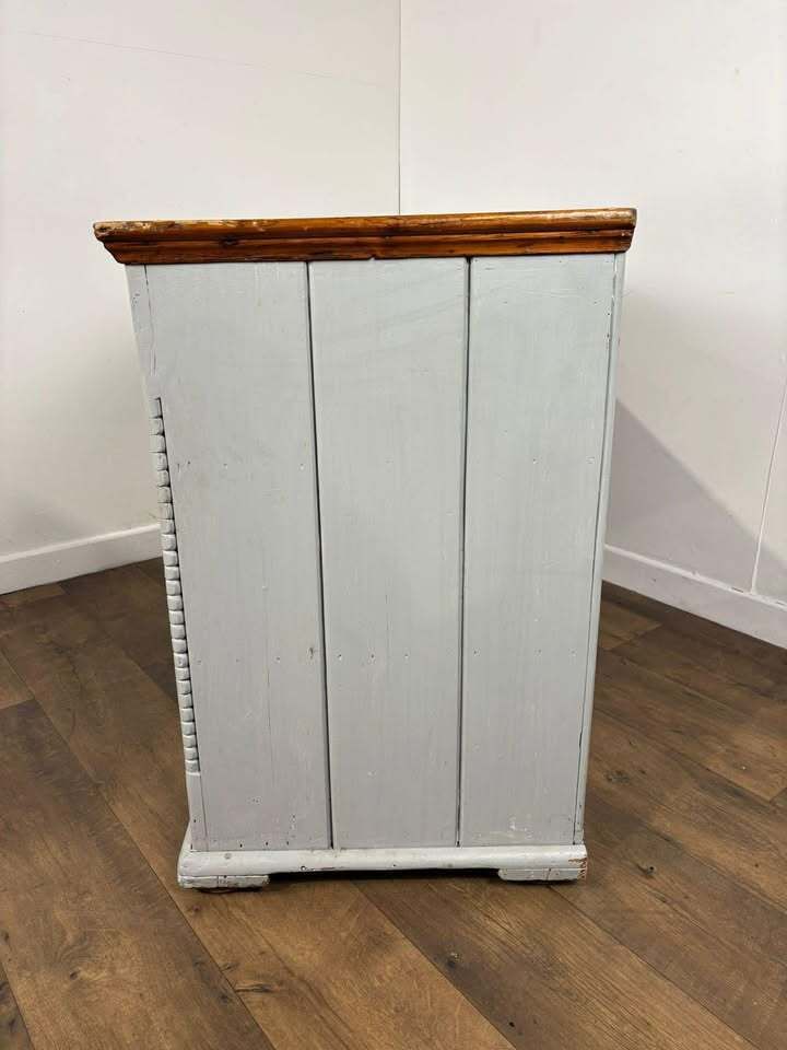 photo vinterior Victorian Pine Three Drawer Painted Chest With Stripped Top