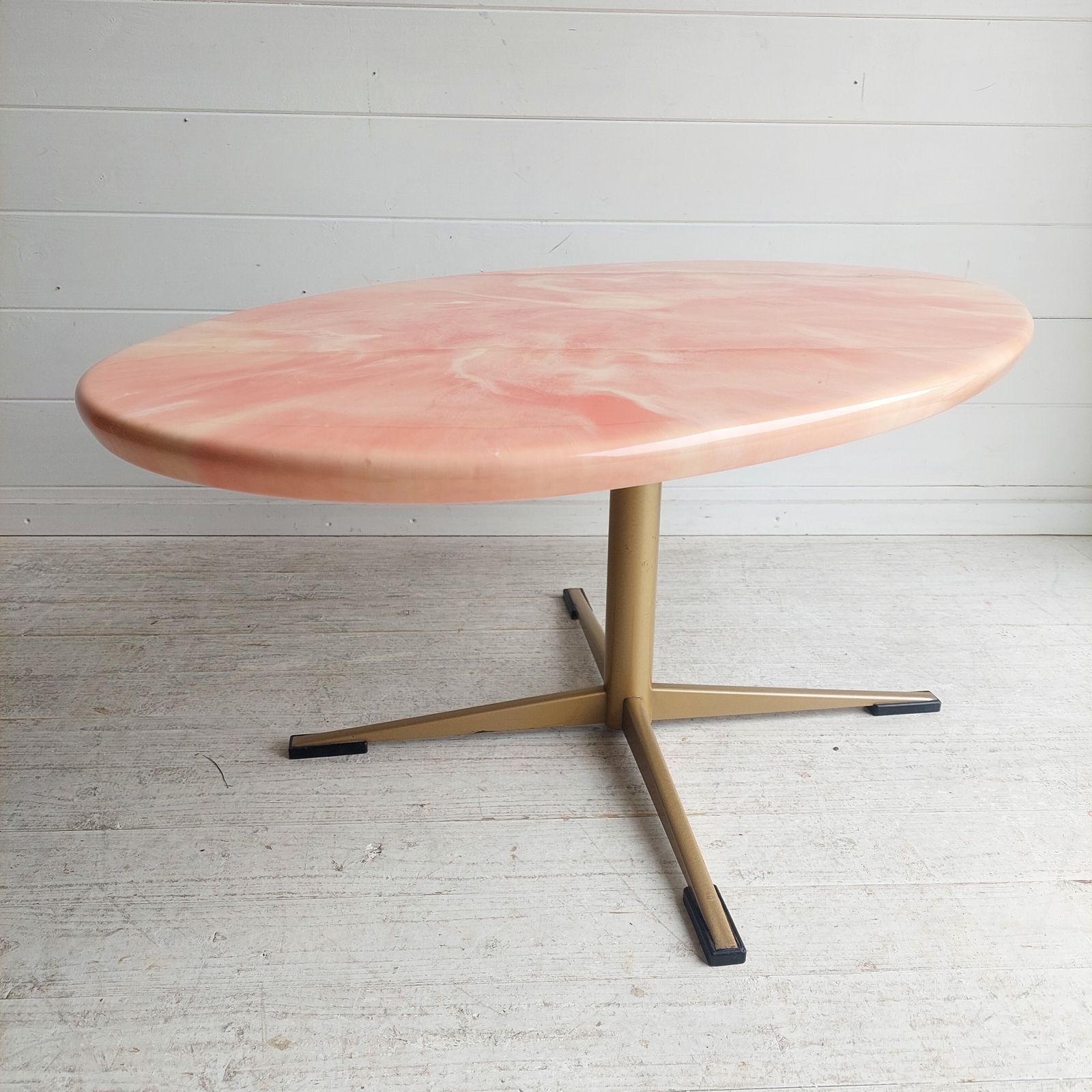 photo vinterior Mid Century Pink Oval Coffee Table Onyx Resin And Gilt Metal X Base, Italy 1970s