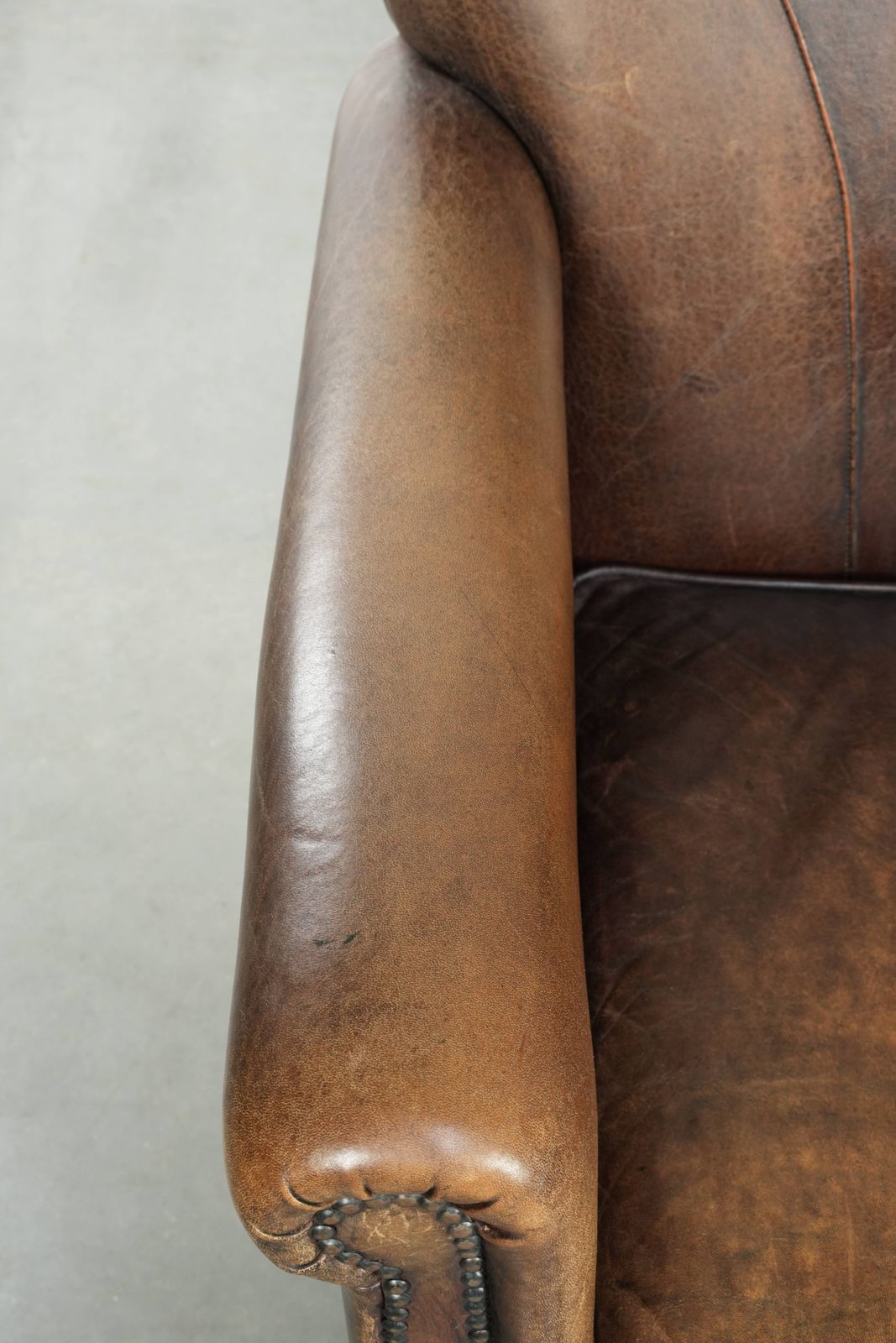 Tijdloos, Luxueus En Karaktervol: Set Van Twee Schapenleren Design Fauteuils Met Mooie Patina photo buy