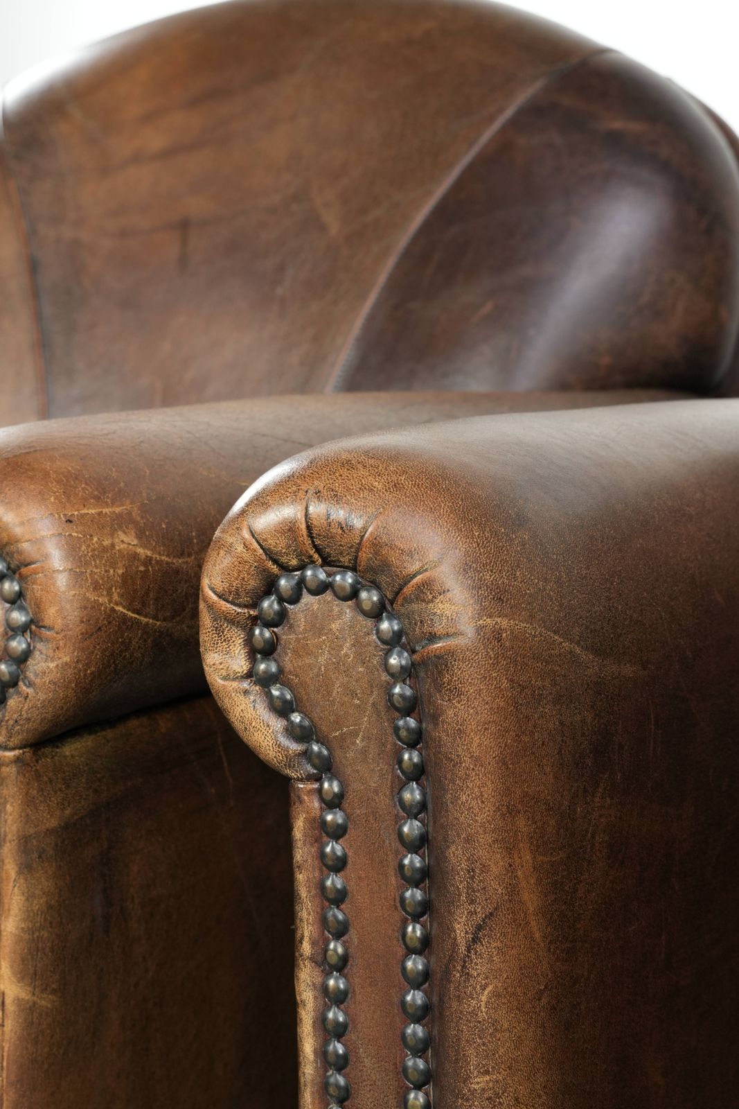 photo vinterior Tijdloos, Luxueus En Karaktervol: Set Van Twee Schapenleren Design Fauteuils Met Mooie Patina