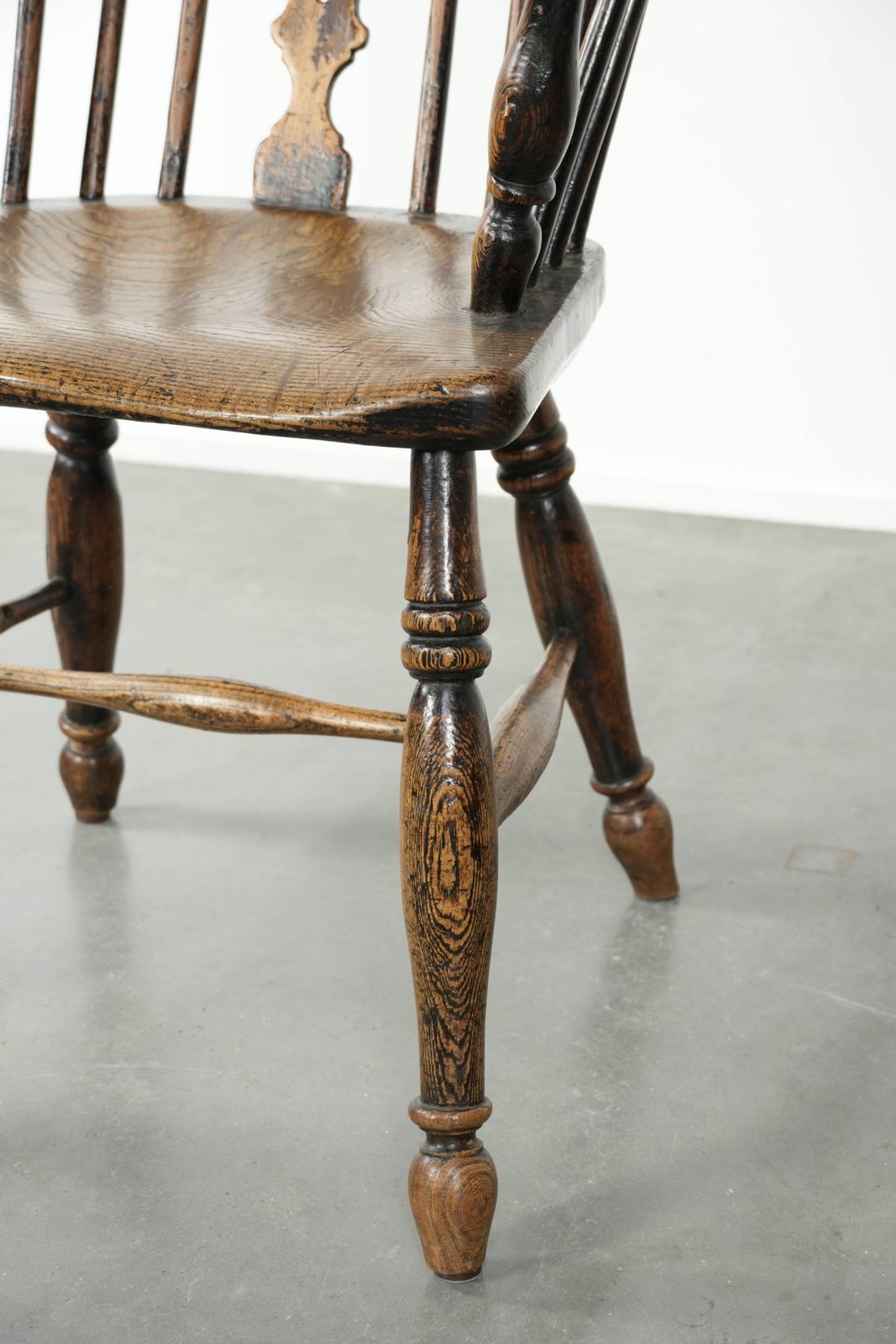 photo furniture Elegant Antique English Early 19th Century Windsor Highback Chair With A Beautiful Patina And Stunning Colors.