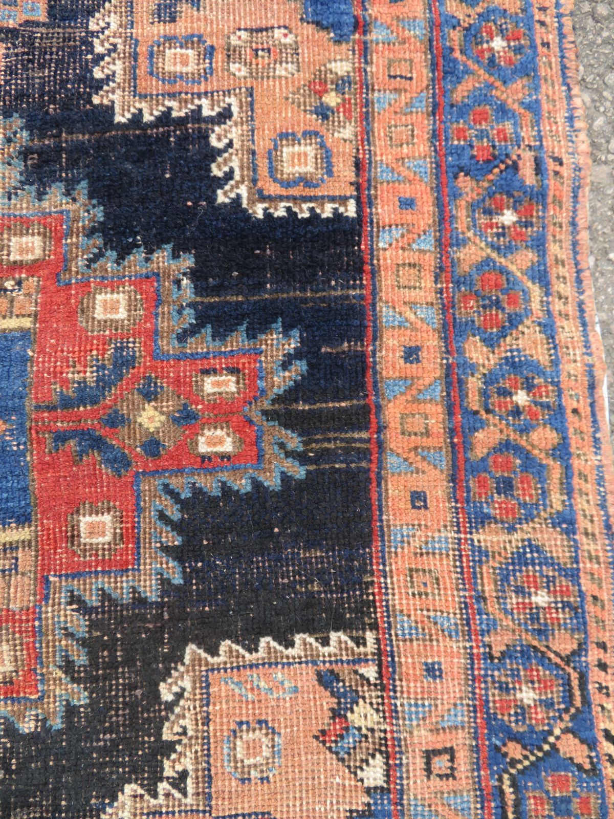 Antique Distressed Rug. 116cm X 92cm. photo vinterior