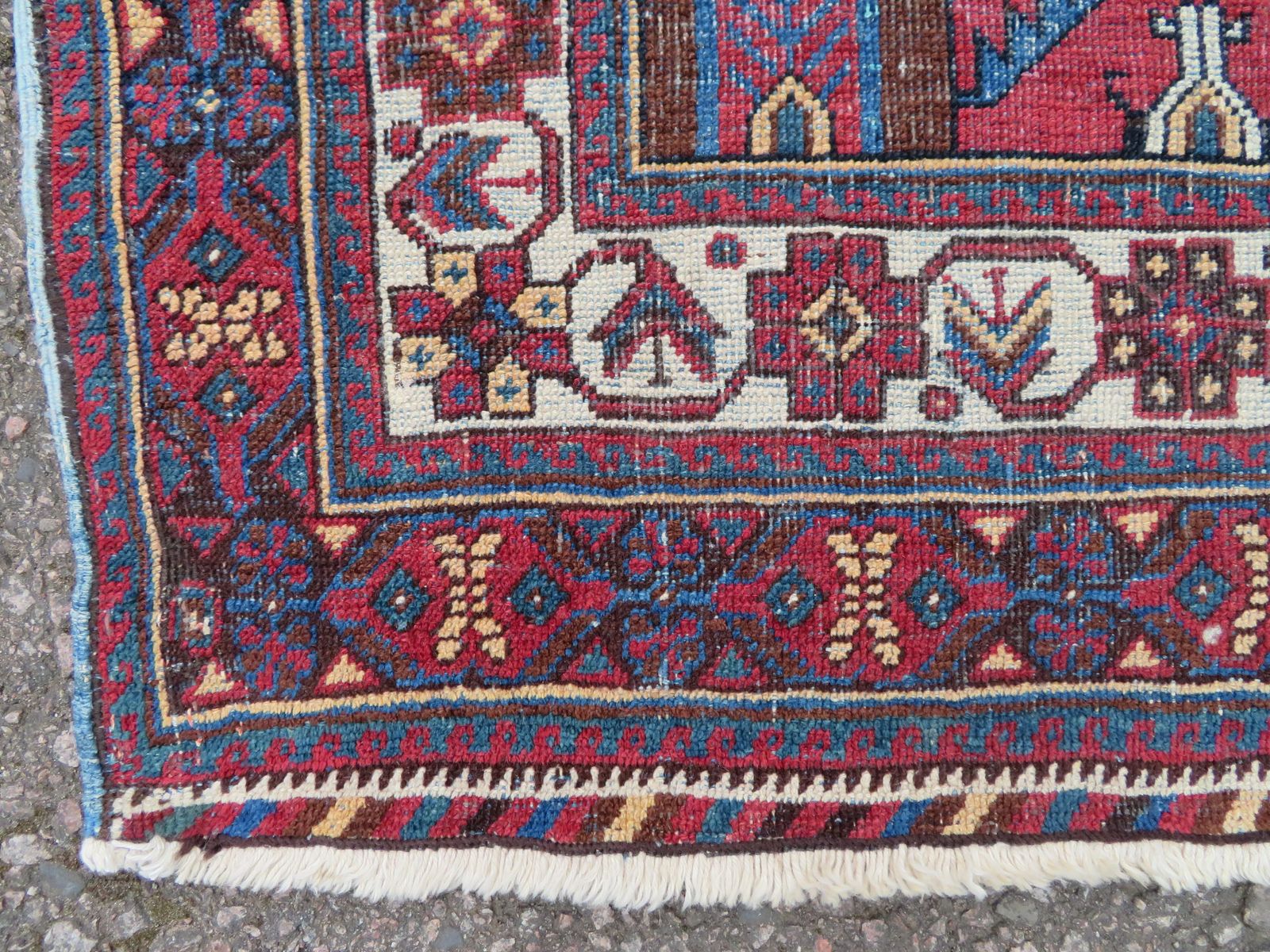 Antique Tribal Rug. 132cm X 114cm. photo vinterior