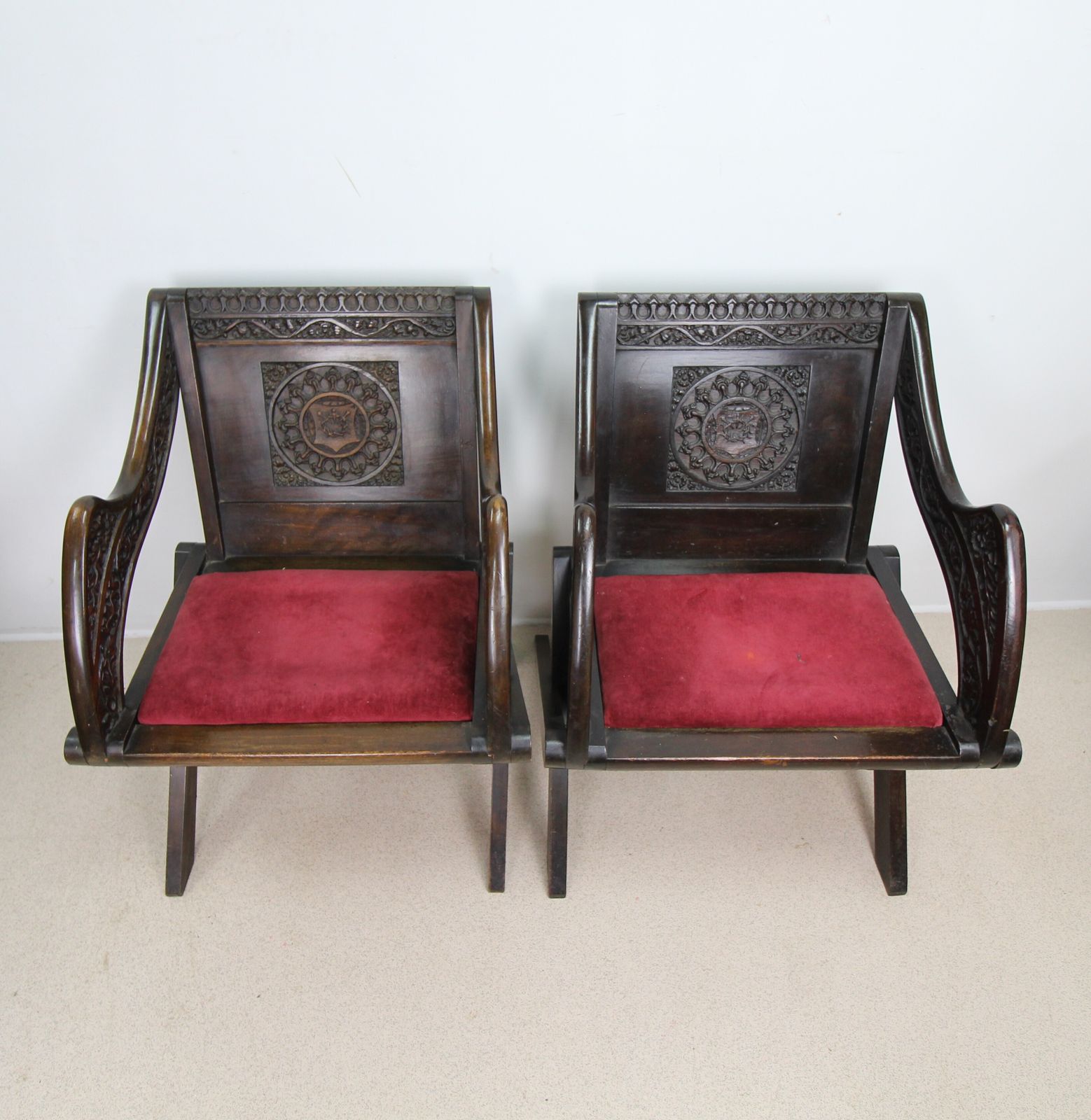 photo furniture Set Of 2 Vintage Oak Glastonbury Chairs