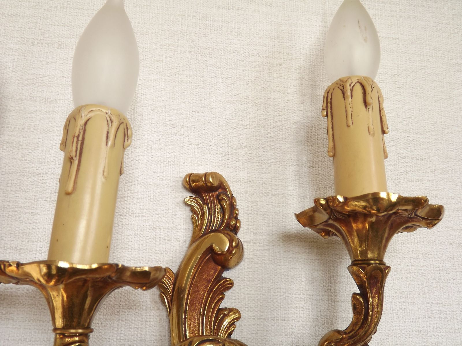 photo vinterior Stylish  Pair Of Vintage French Bronze Double Wall Sconces With Acanthus Leaf Detail 5765
